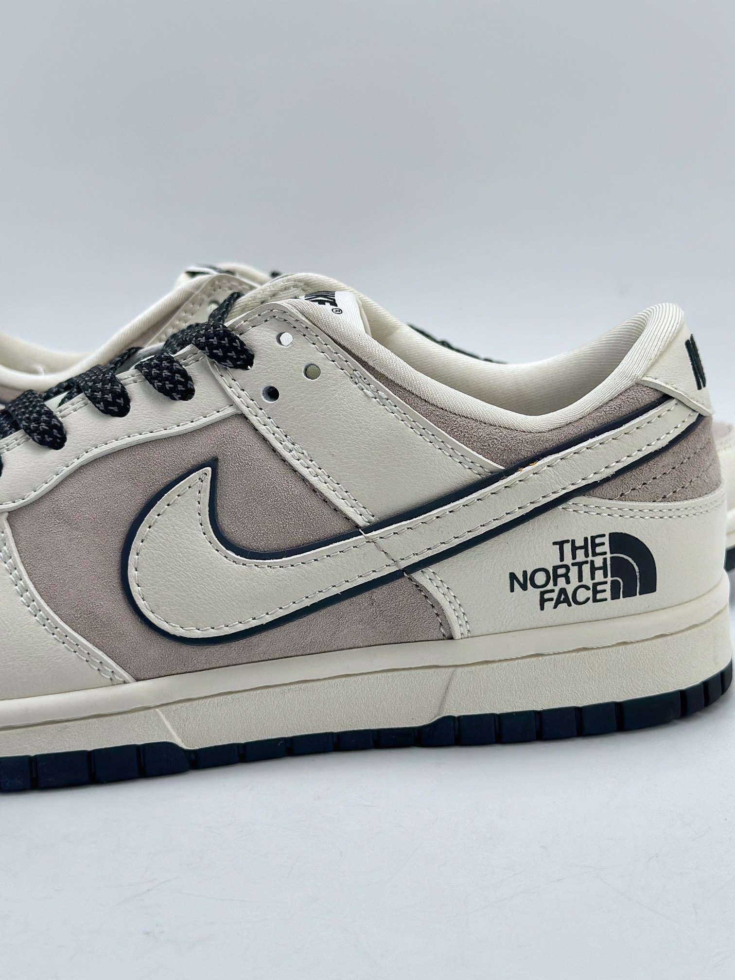 280 Nike SB Dunk Low x The North Face 白灰满天星 FC2025-303