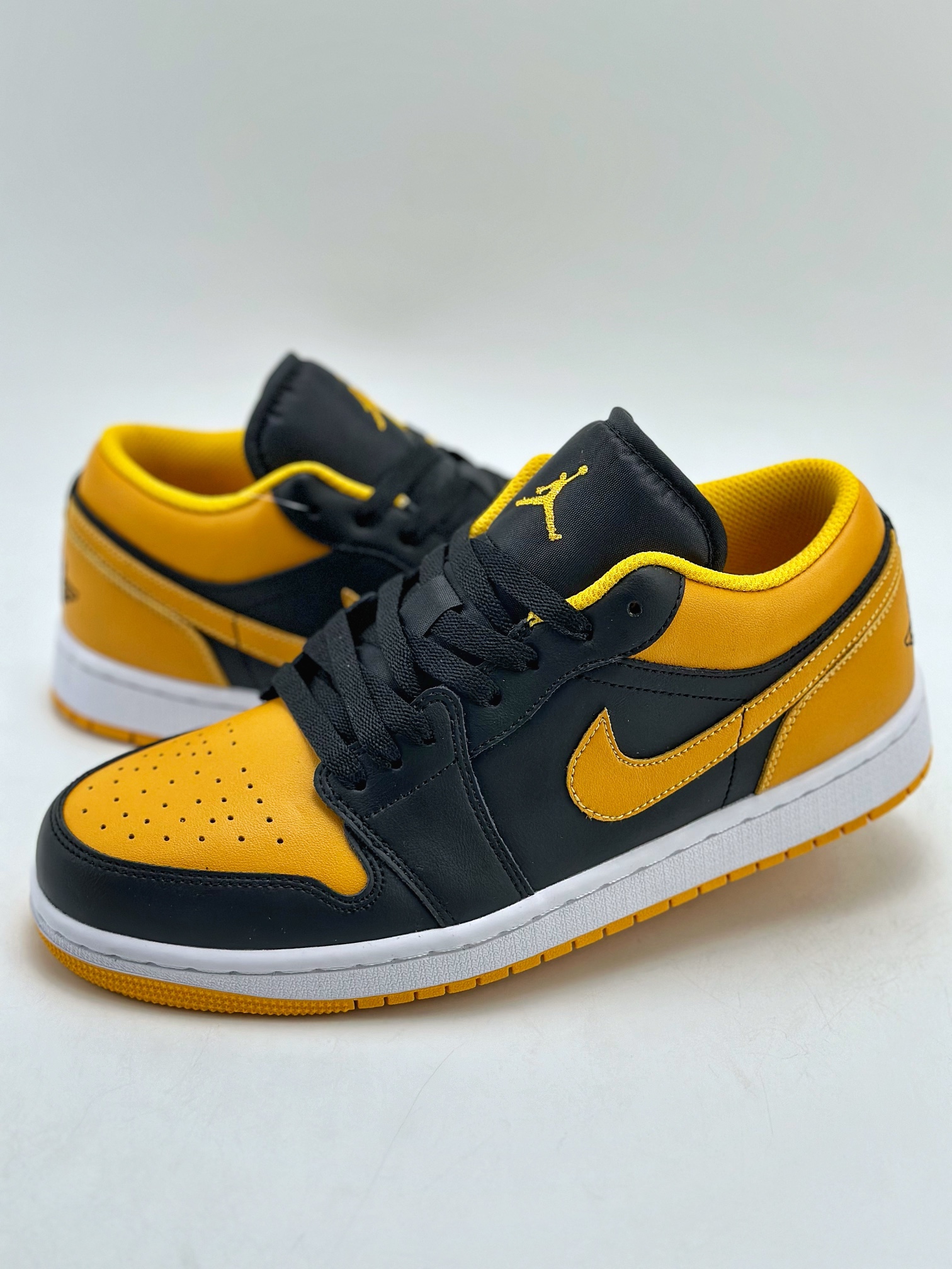 200 Air Jordan 1 Retro Low “Yellow Ochre” 黑黄 553558-072