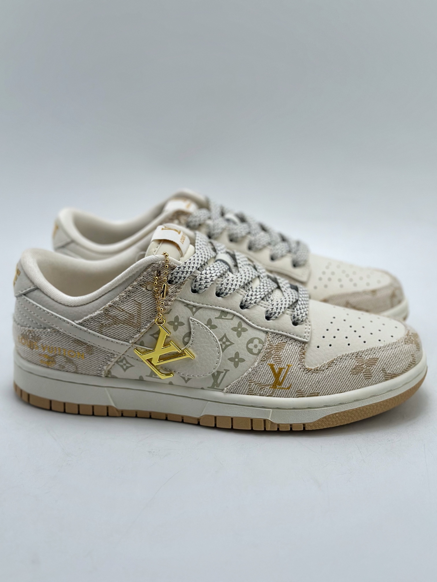 300 Nike SB Dunk Low x Louis Vuitton 白金 FC1688-187