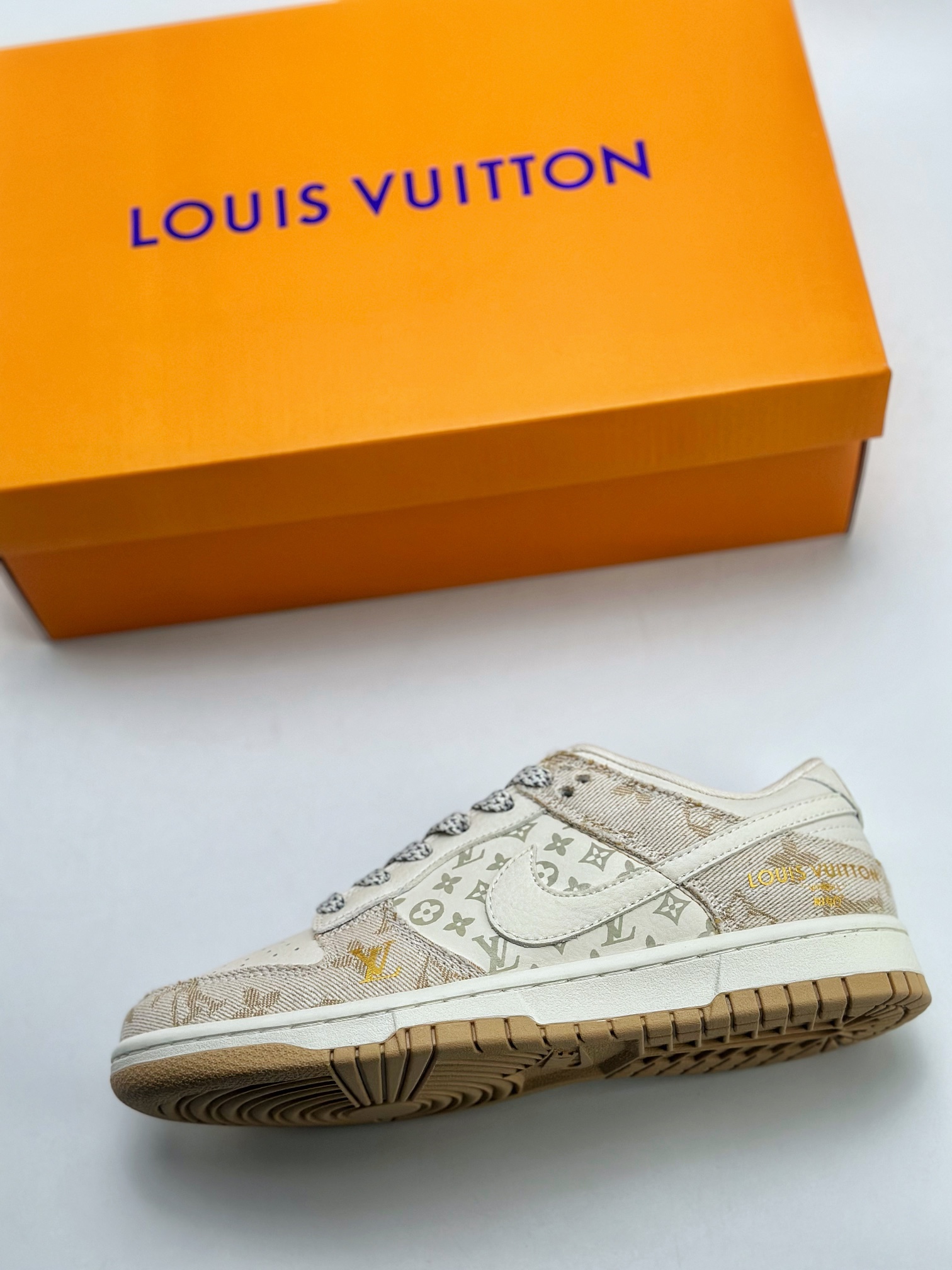 300 Nike SB Dunk Low x Louis Vuitton 白金 FC1688-187