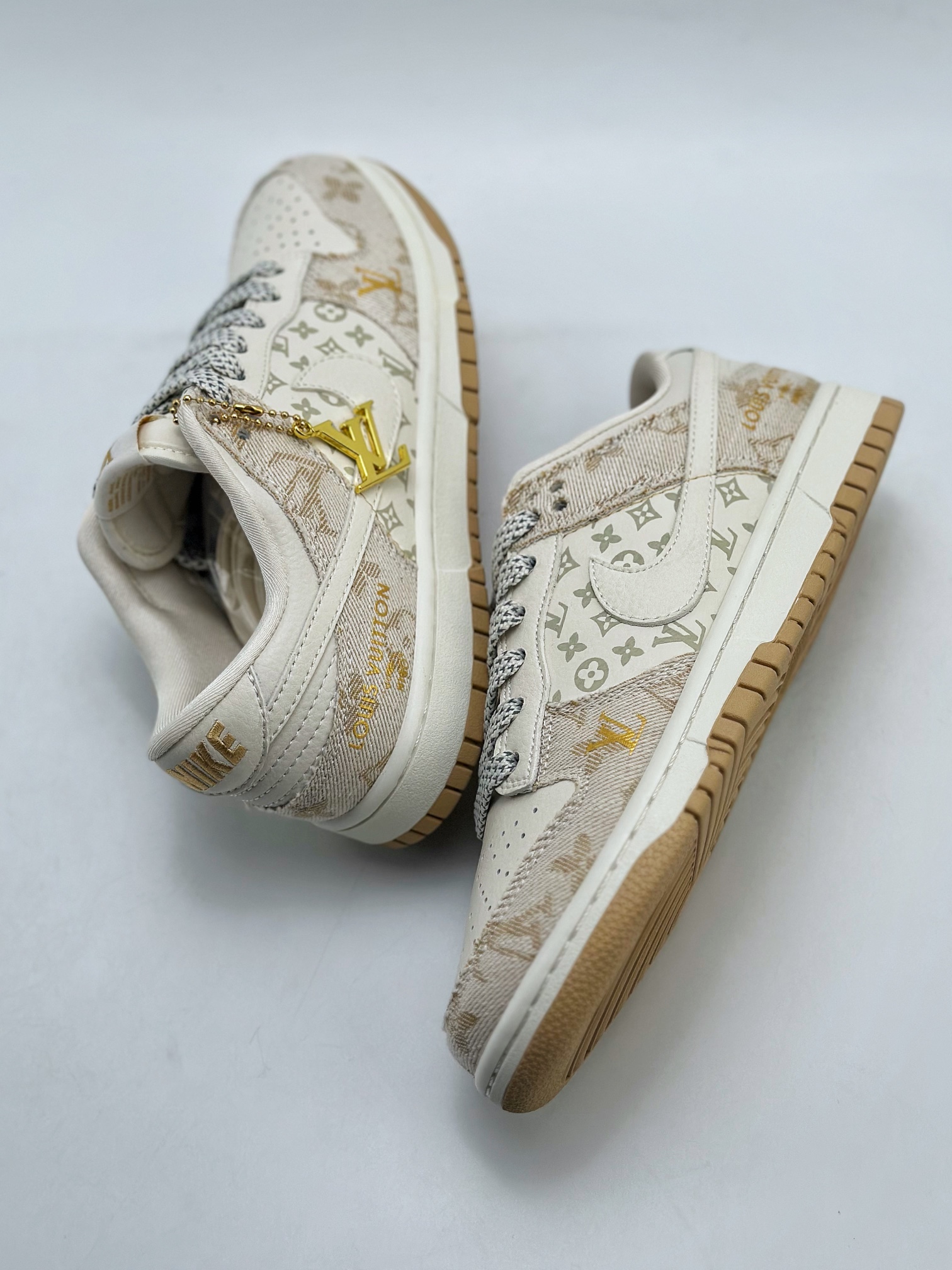 300 Nike SB Dunk Low x Louis Vuitton 白金 FC1688-187