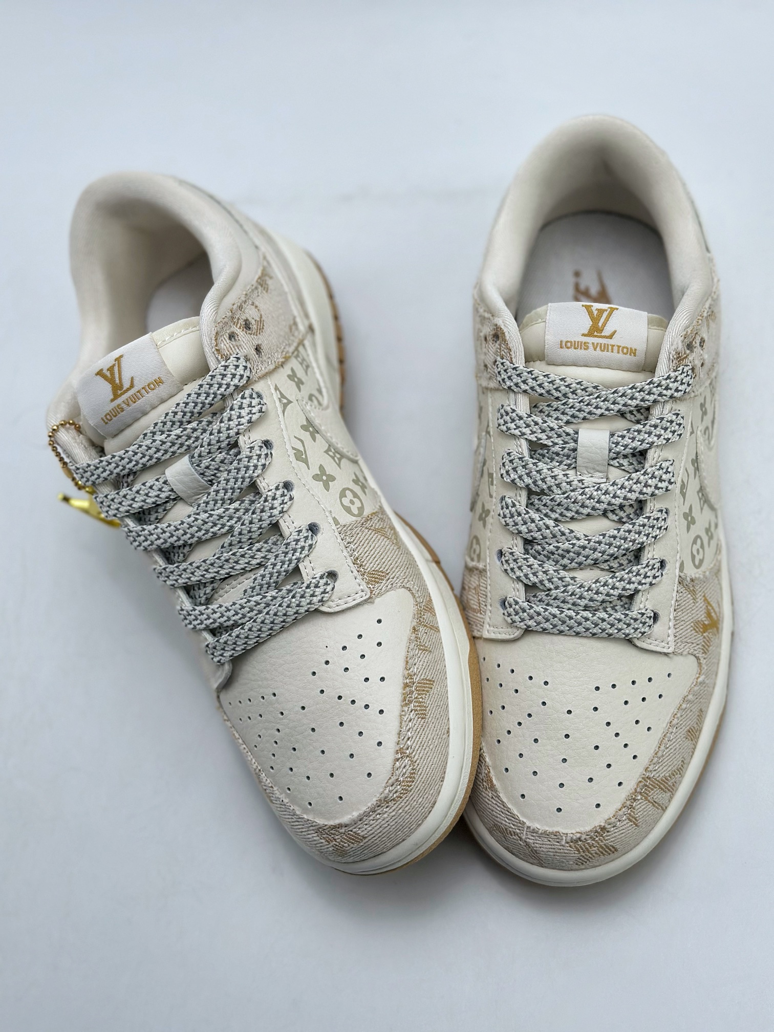 300 Nike SB Dunk Low x Louis Vuitton 白金 FC1688-187