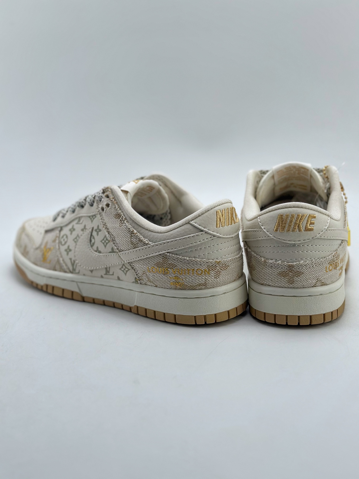 300 Nike SB Dunk Low x Louis Vuitton 白金 FC1688-187