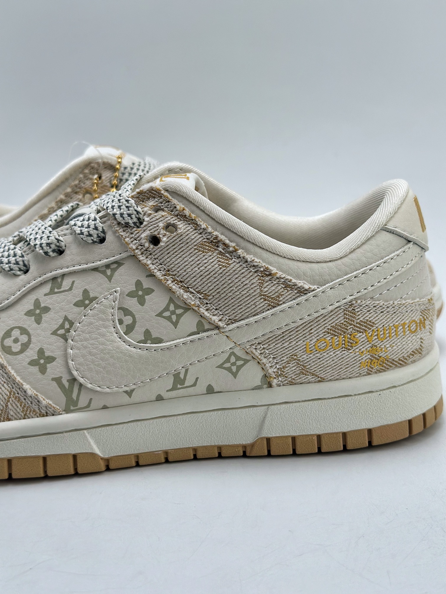 300 Nike SB Dunk Low x Louis Vuitton 白金 FC1688-187