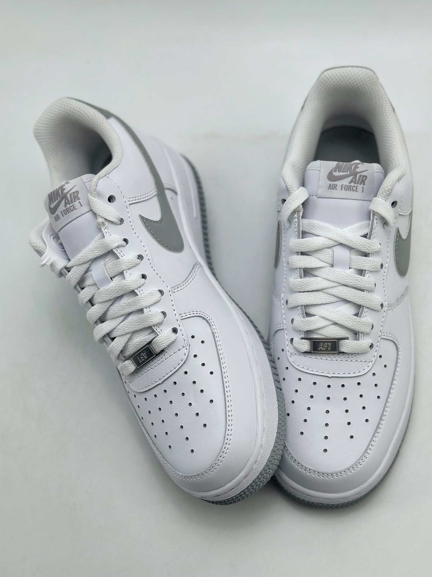 200 Nike Air Force 1 Low 07 白灰 FJ4146-100