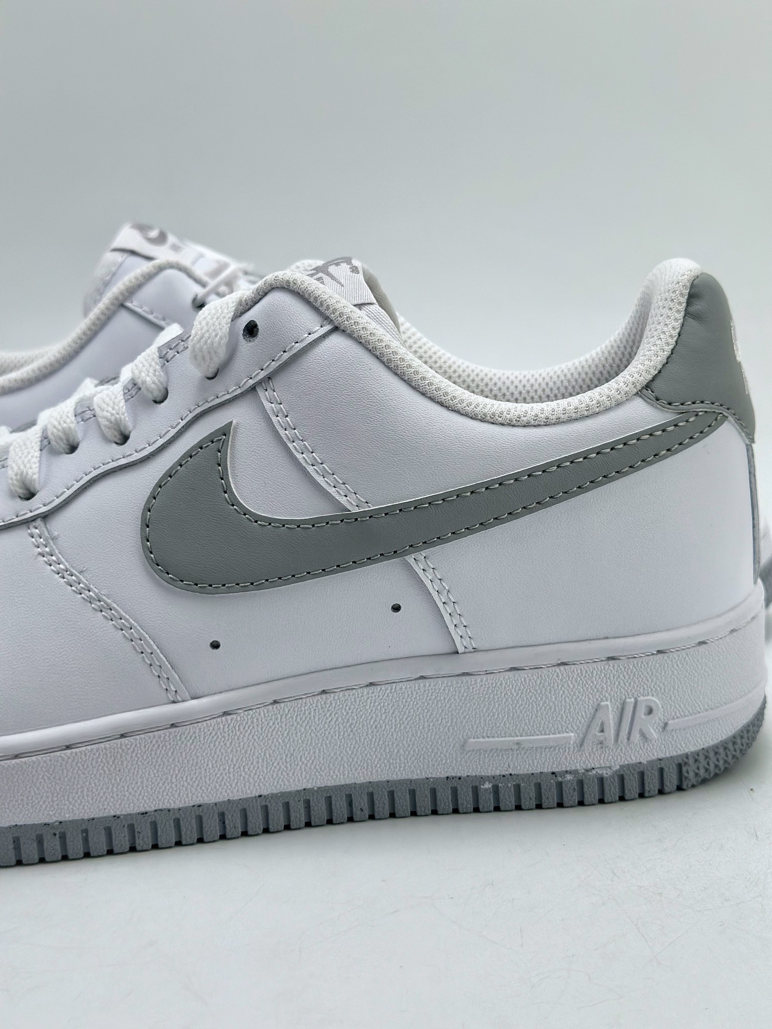 200 Nike Air Force 1 Low 07 白灰 FJ4146-100