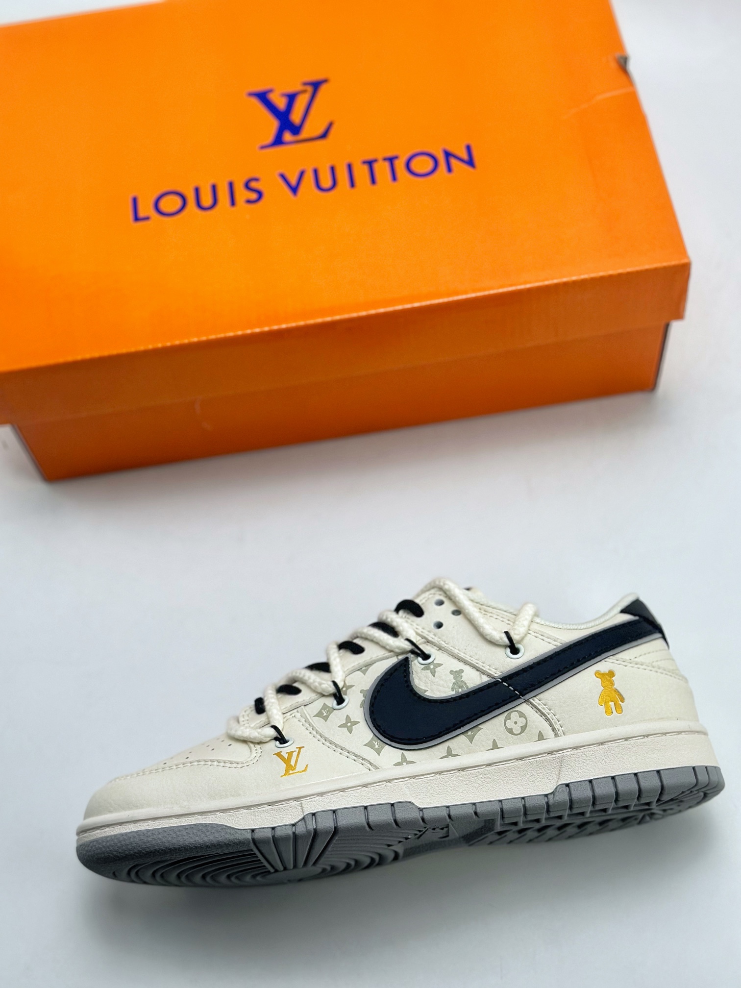 300 Nike SB Dunk Low x Louis Vuitton 绑带高端定制 SJ2068-227