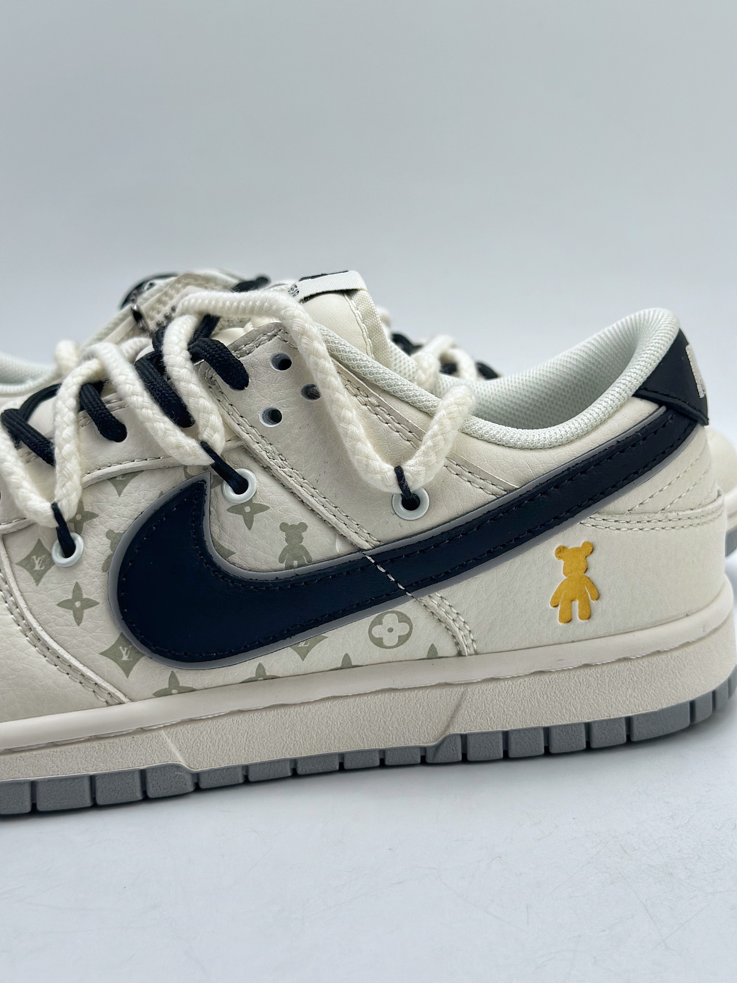 300 Nike SB Dunk Low x Louis Vuitton 绑带高端定制 SJ2068-227