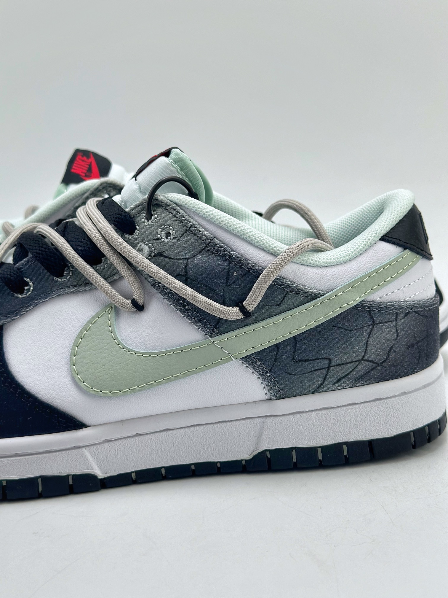 240 Nike SB Dunk Low 811制造 暗纹 高街风 黑白绿 DV0827-100