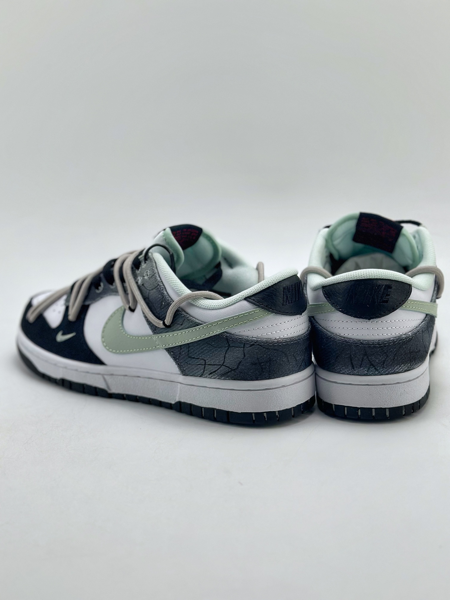 240 Nike SB Dunk Low 811制造 暗纹 高街风 黑白绿 DV0827-100