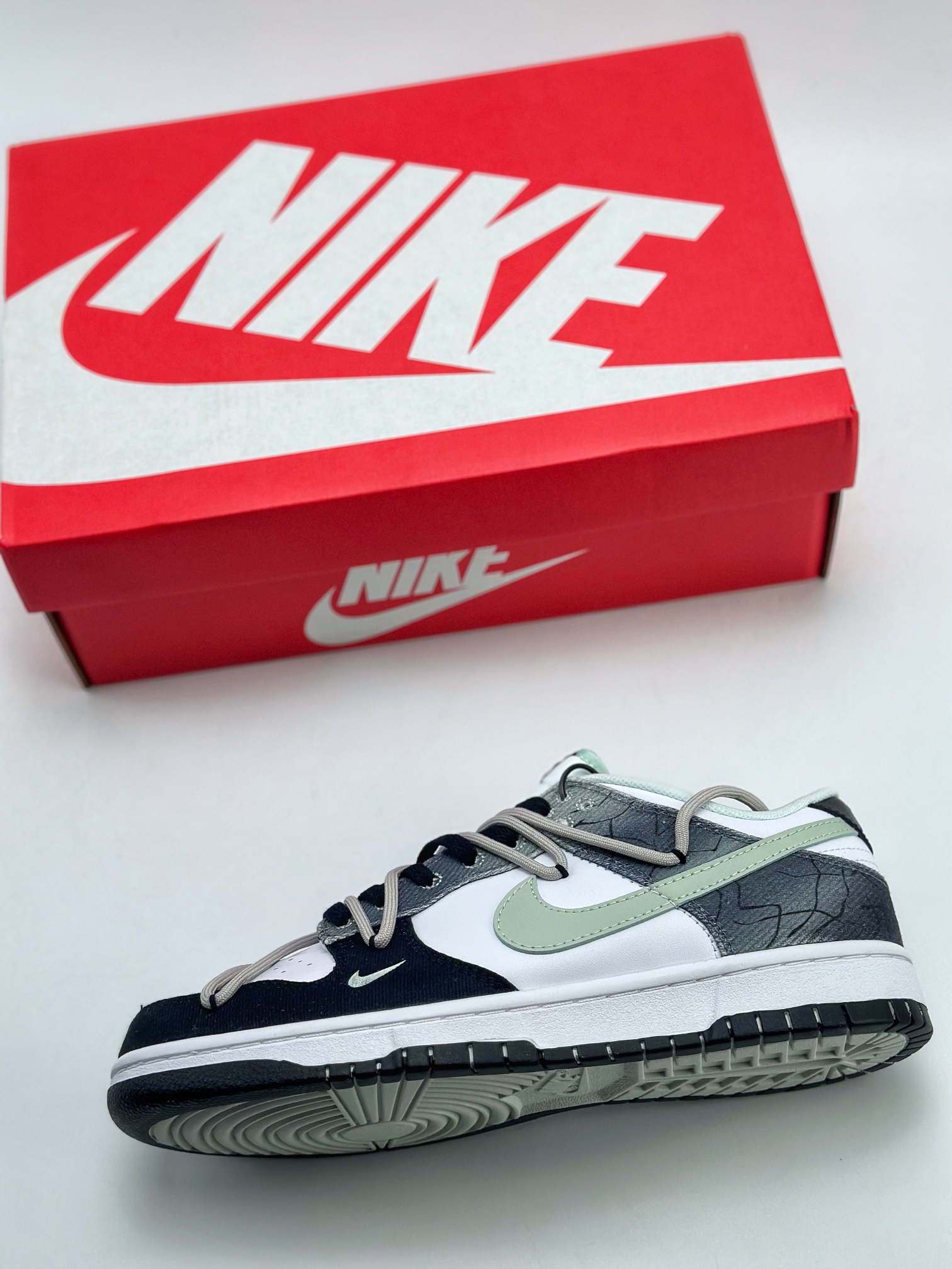 240 Nike SB Dunk Low 811制造 暗纹 高街风 黑白绿 DV0827-100