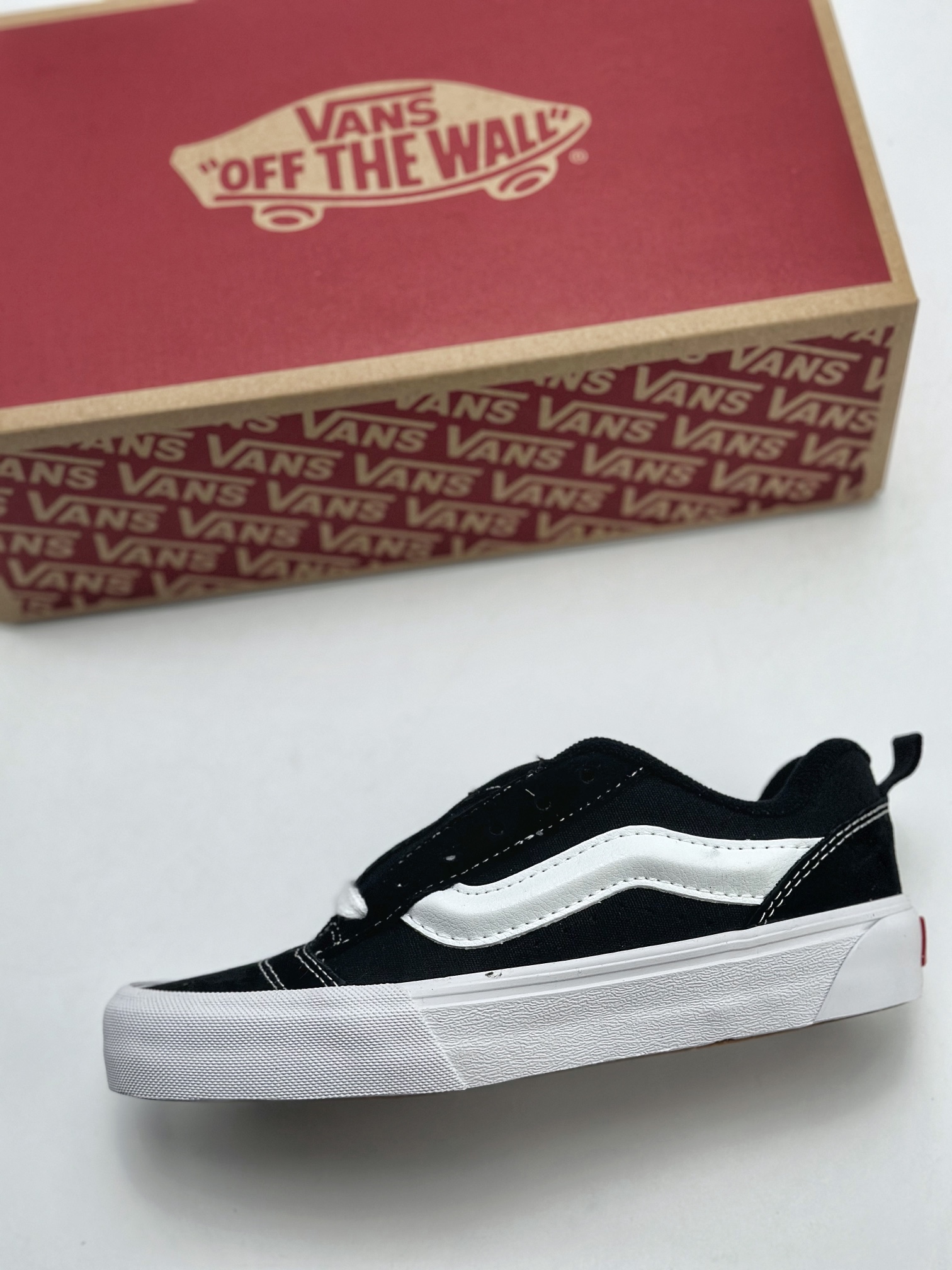 150   Vans Classics Knu Skool 经典黑白面包鞋