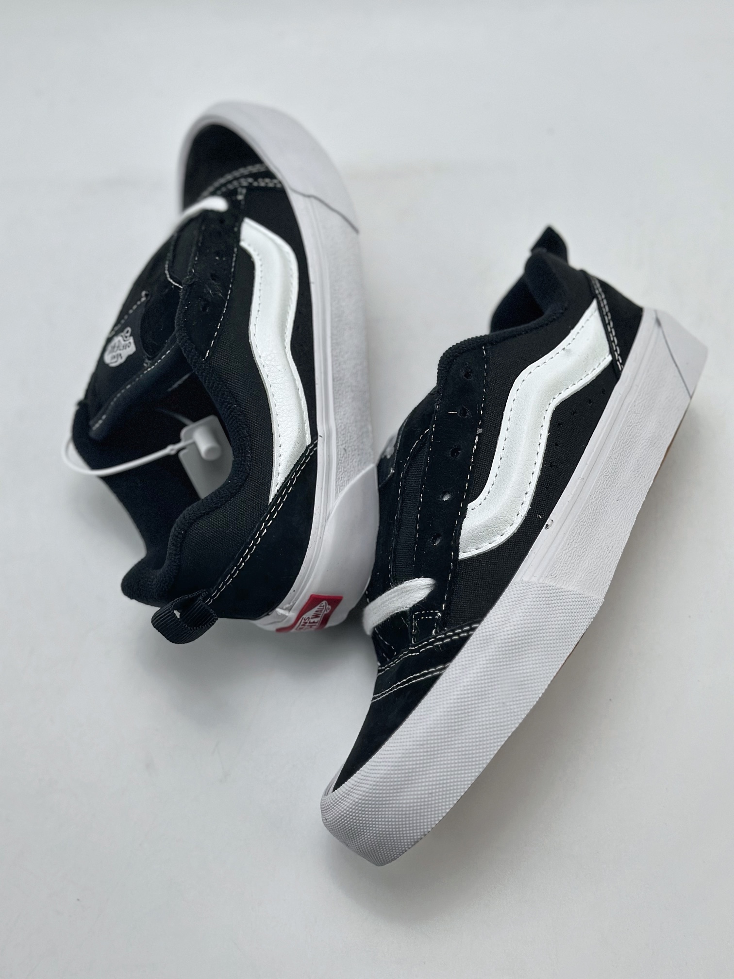 150   Vans Classics Knu Skool 经典黑白面包鞋