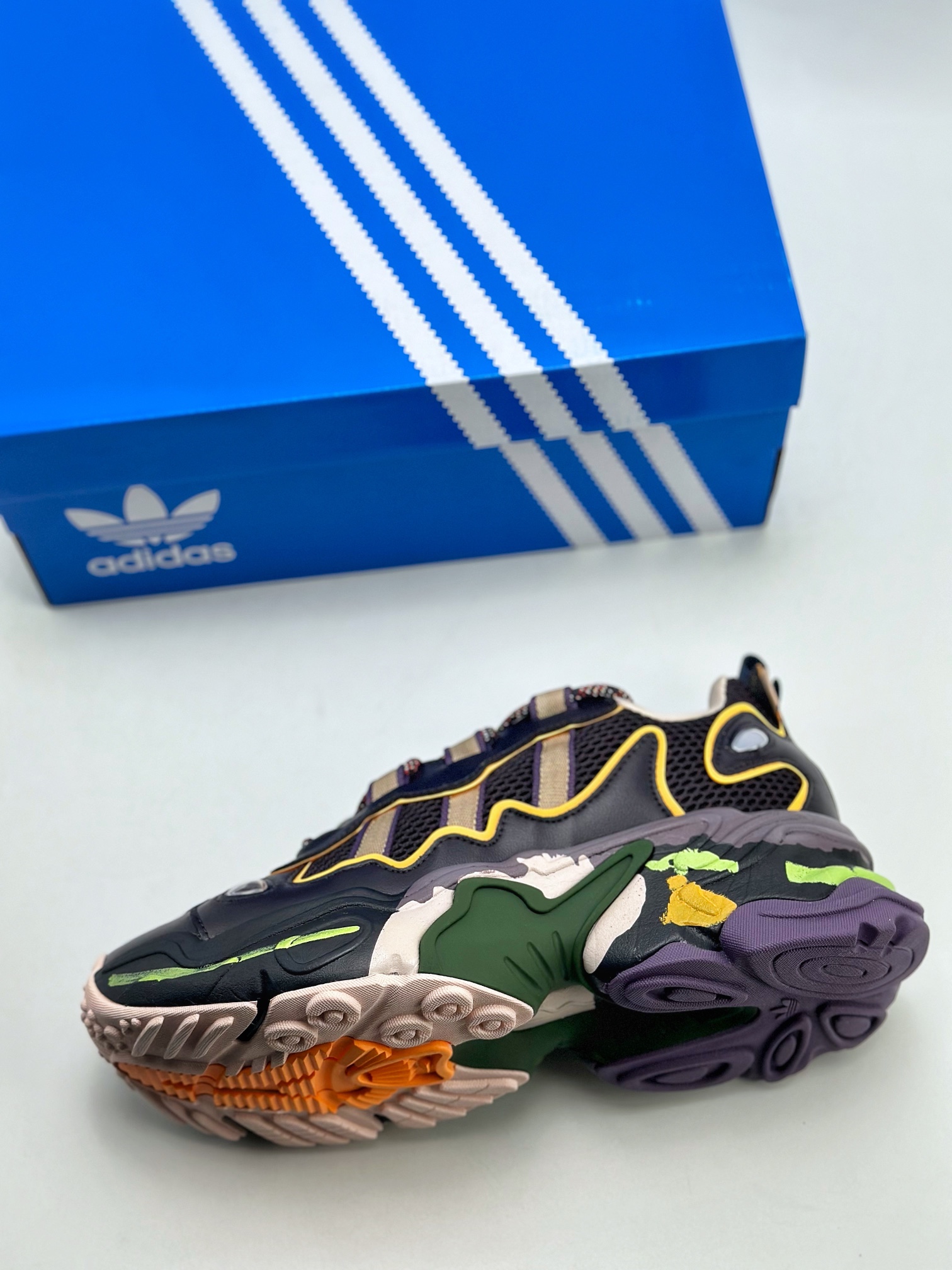 260 Adidas Originals Ozthemis 1.0 Kicksdong 复古休闲运动鞋 IG6037