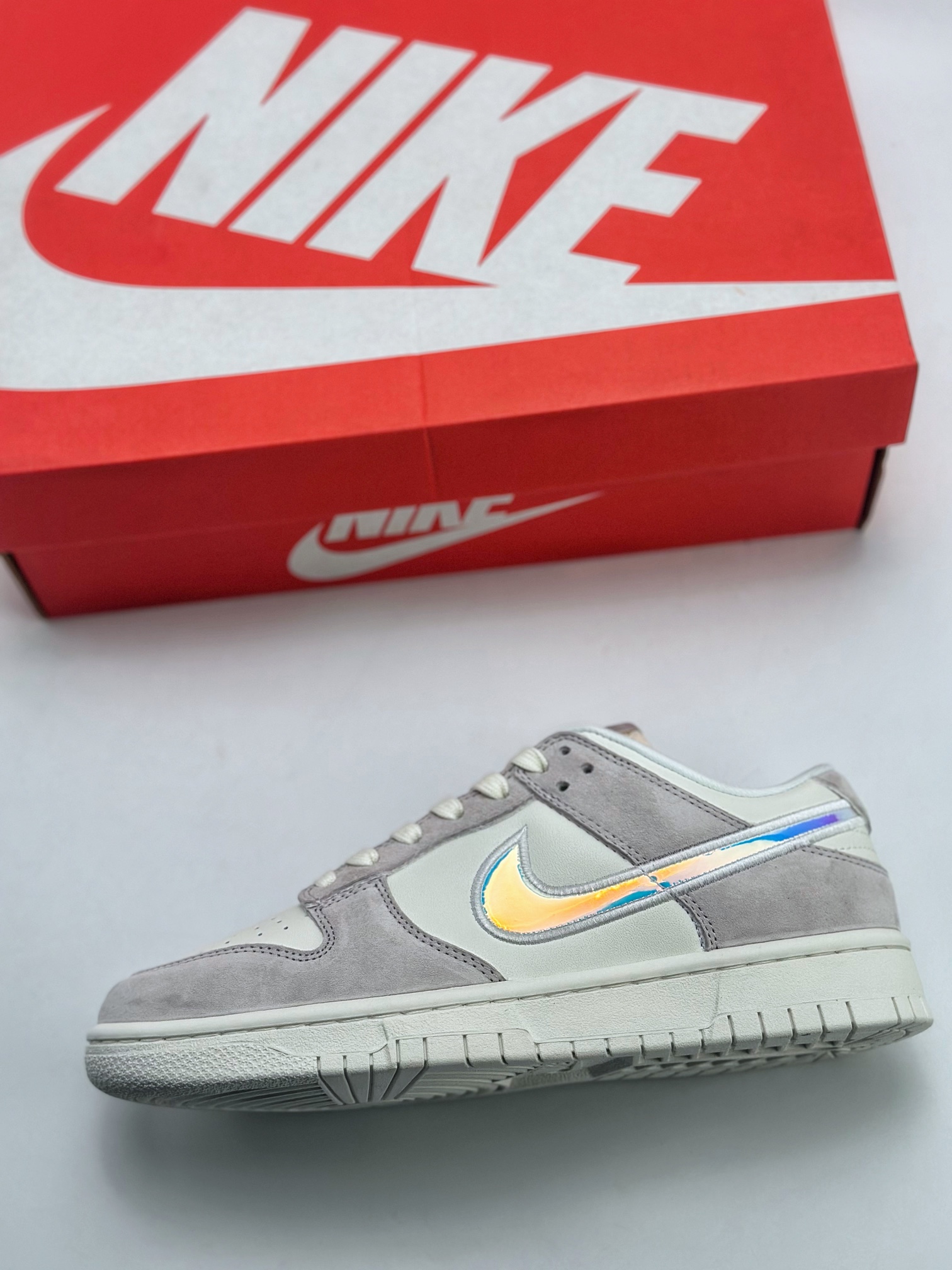 180 NIKE SB Dunk Low WMNS "lridescent Swoosh" 米灰 HF5074-133