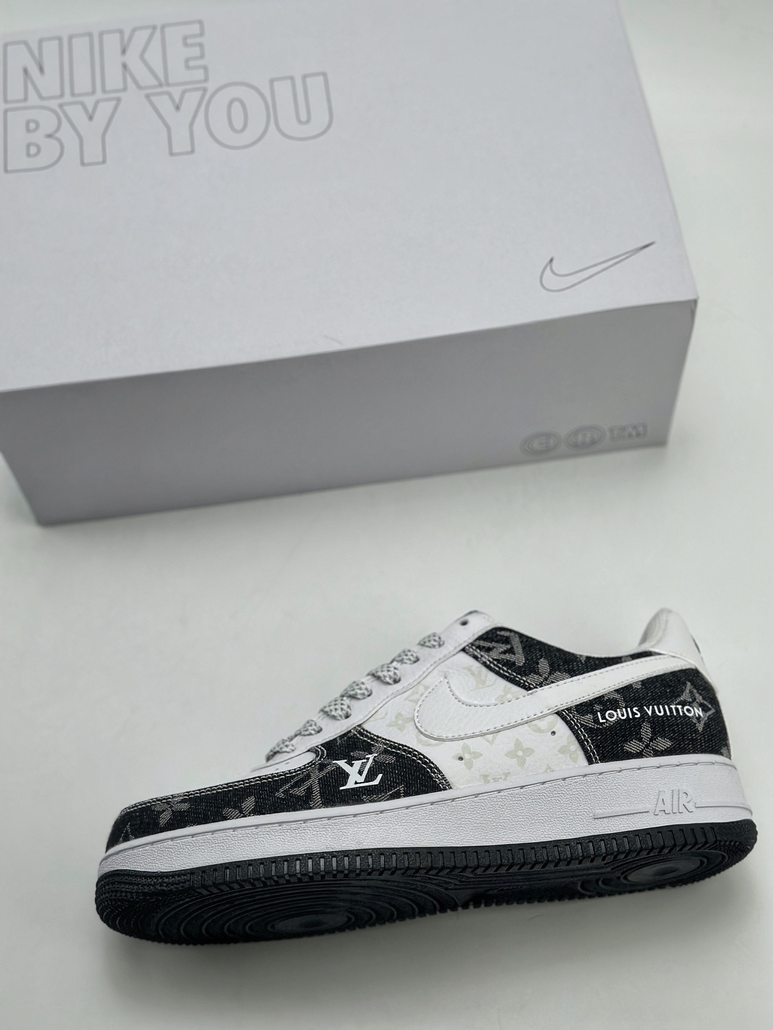 220 Nike Air Force 1 Low 07 x Louis Vuitton 白黑拼接