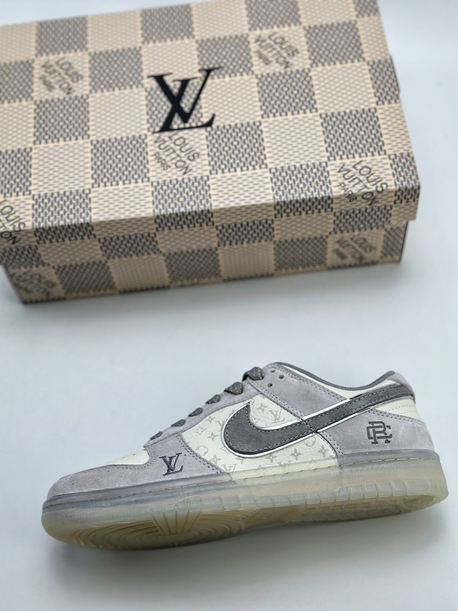 280 Nike SB Dunk Low x Louis Vuitton 冠军灰白 CR8033-502