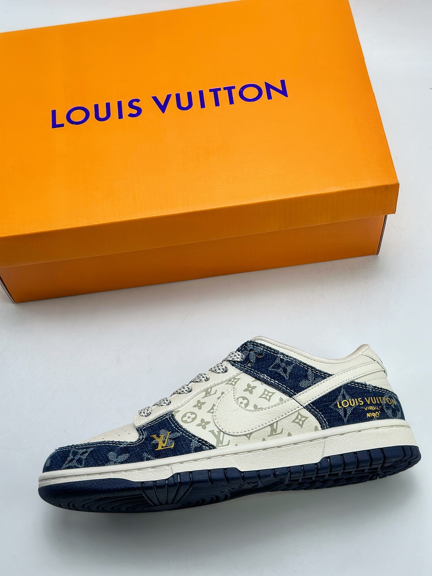 300 Nike SB Dunk Low x Louis Vuitton 白牛仔蓝 FC1688-162