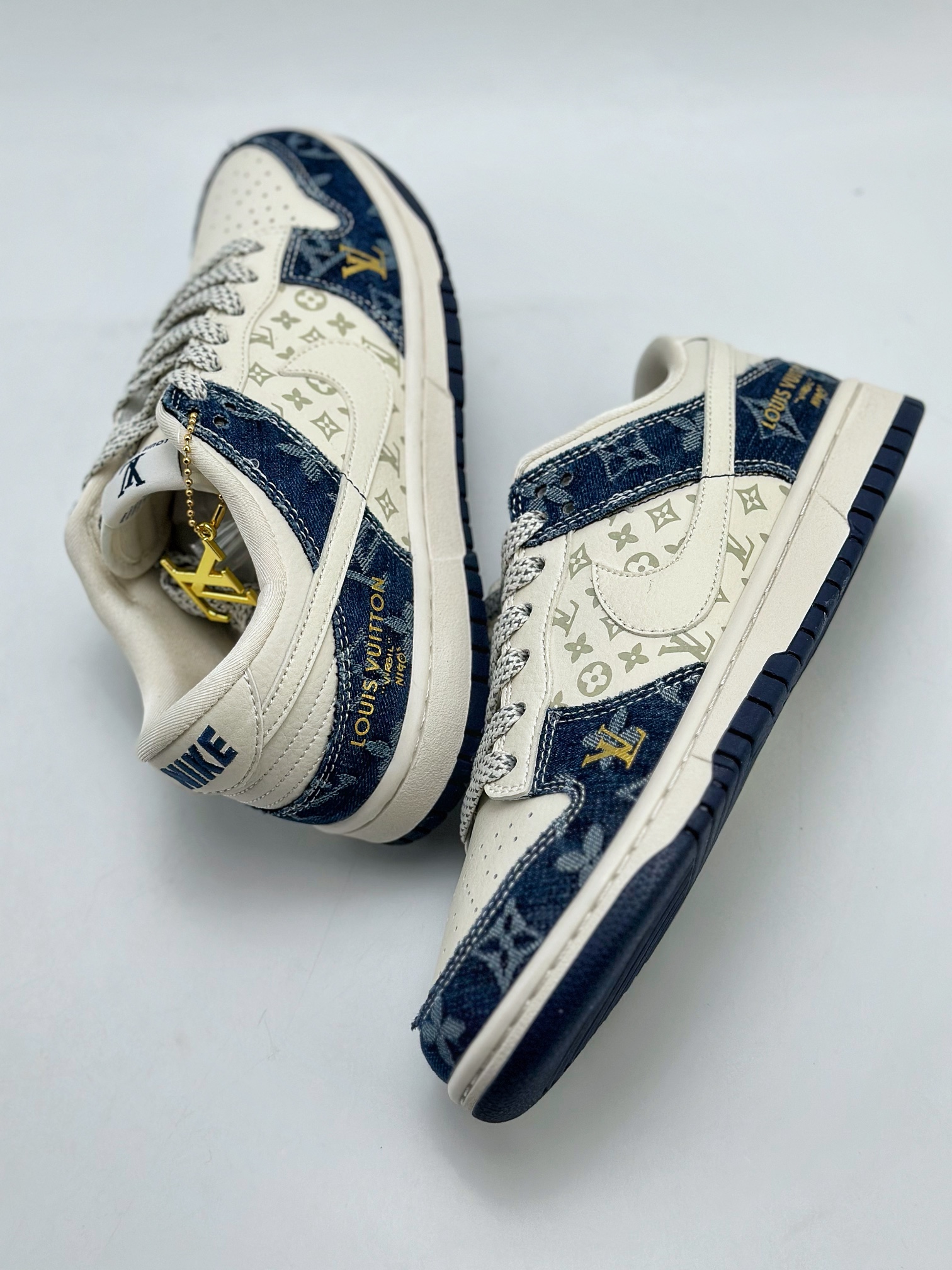 300 Nike SB Dunk Low x Louis Vuitton 白牛仔蓝 FC1688-162