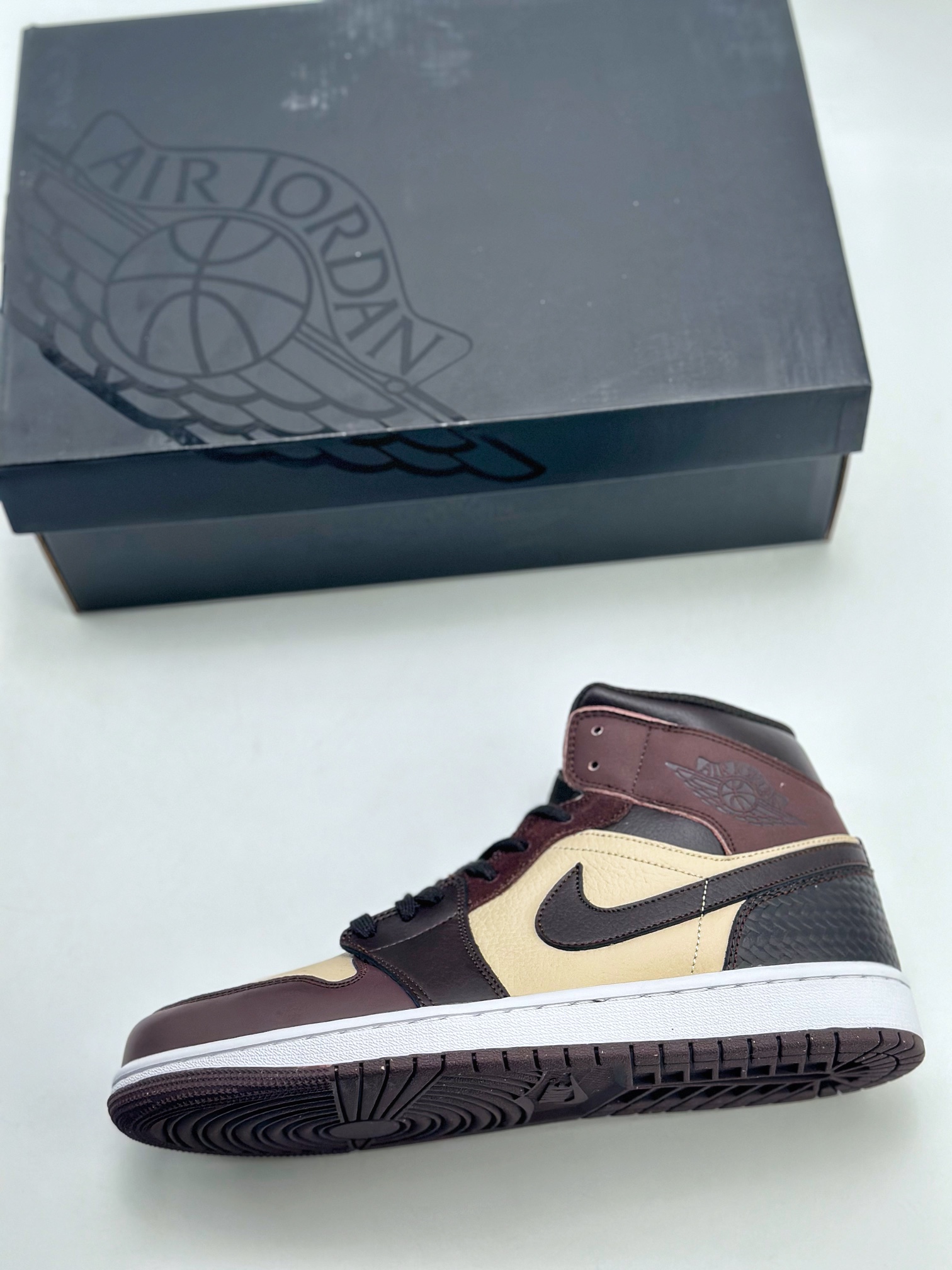 220 Air Jordan 1 Mid SE ”Paris YMCA” 棕米黑 FZ4359-200