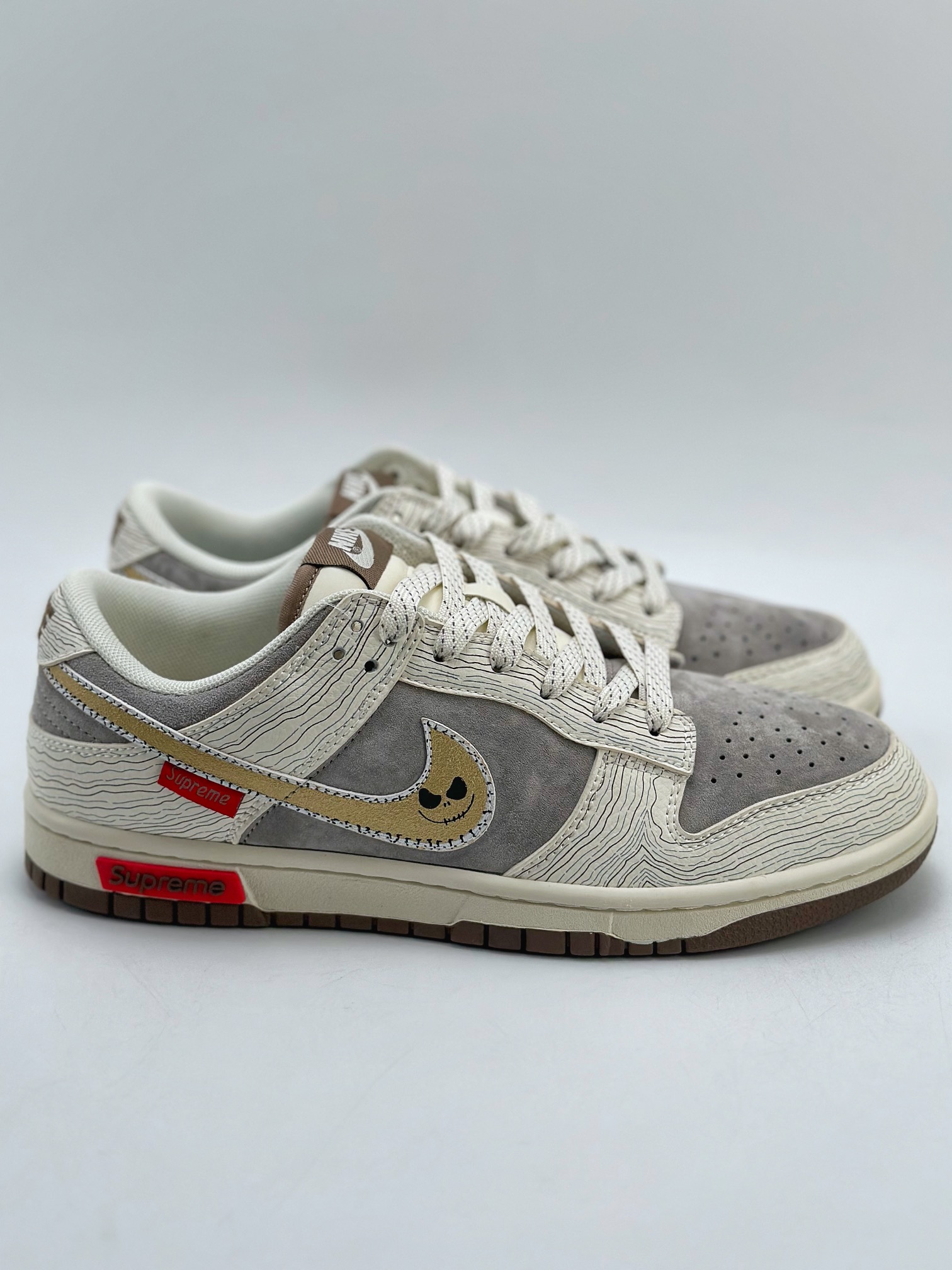 280 Nike SB Dunk Low x Supreme 扭曲世界 XD6188-024