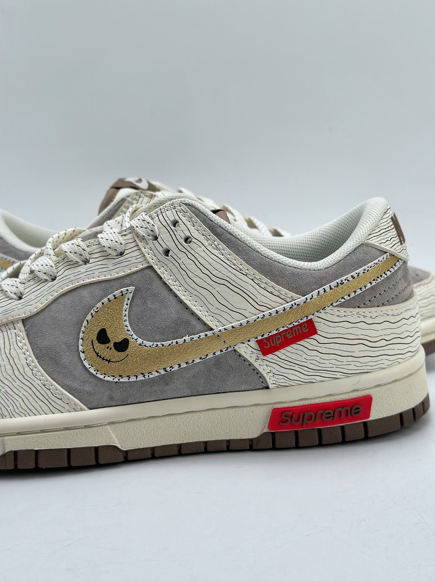 280 Nike SB Dunk Low x Supreme 扭曲世界 XD6188-024