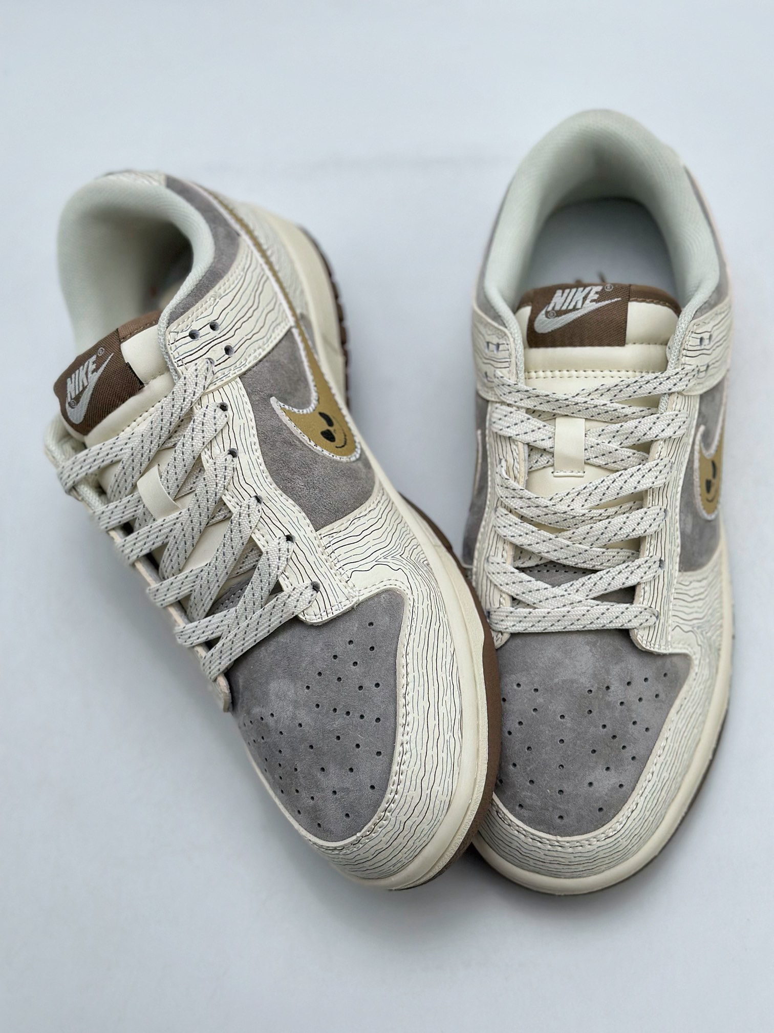 280 Nike SB Dunk Low x Supreme 扭曲世界 XD6188-024