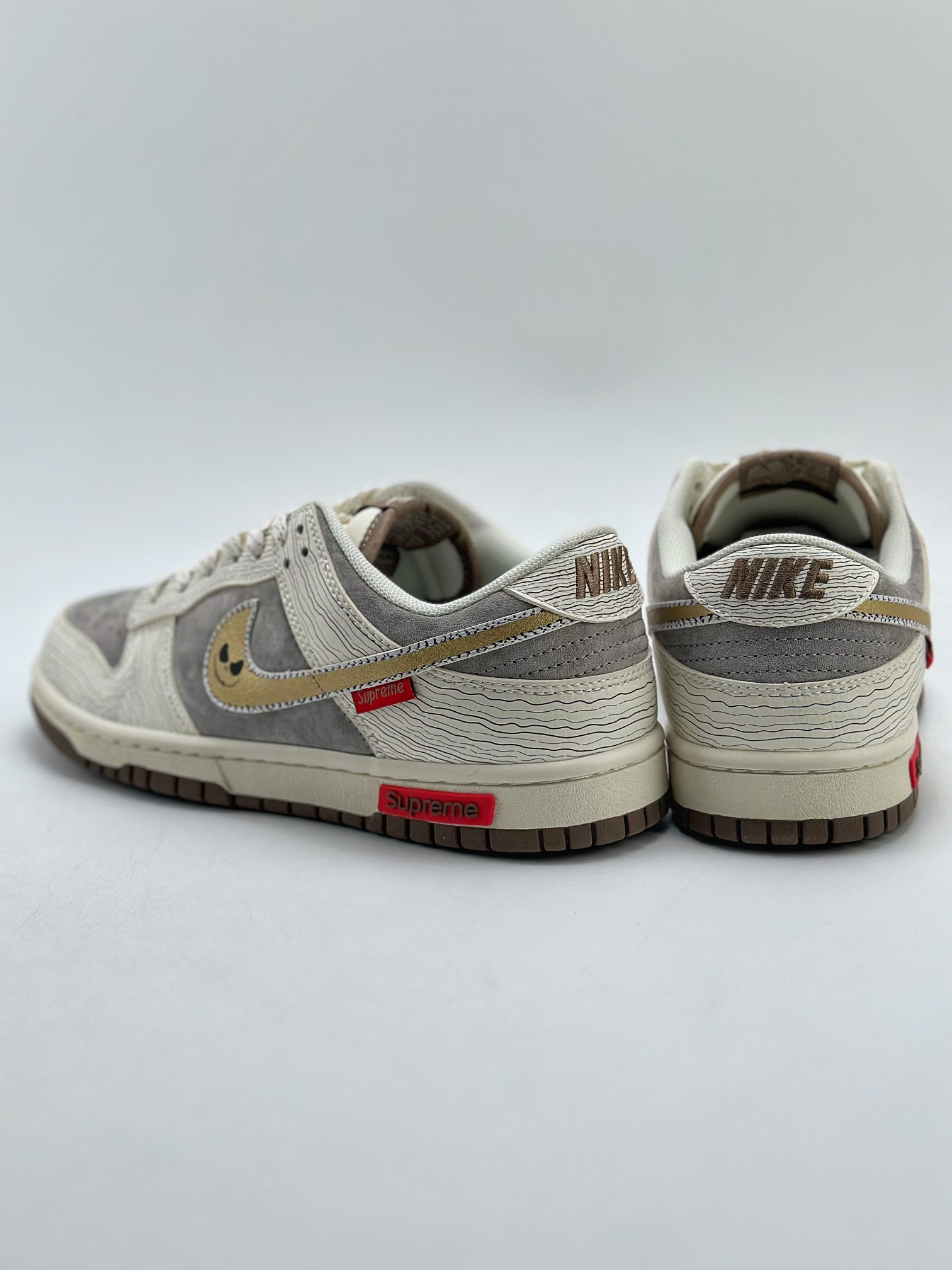 280 Nike SB Dunk Low x Supreme 扭曲世界 XD6188-024