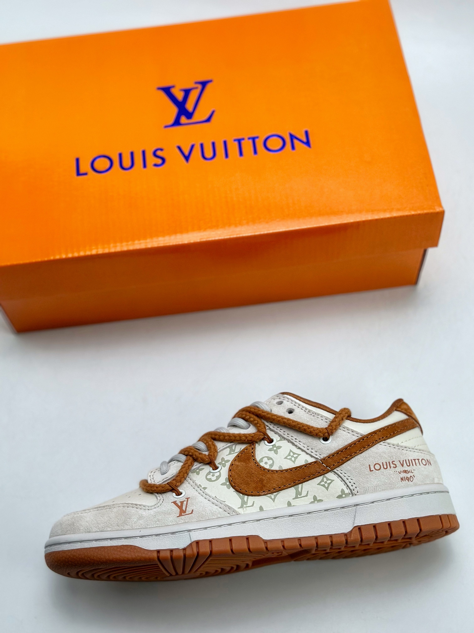 300 Nike SB Dunk Low x Louis Vuitton 灰棕绑带 FC1688-185