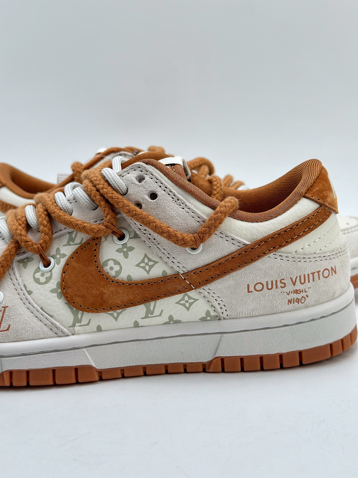 300 Nike SB Dunk Low x Louis Vuitton 灰棕绑带 FC1688-185