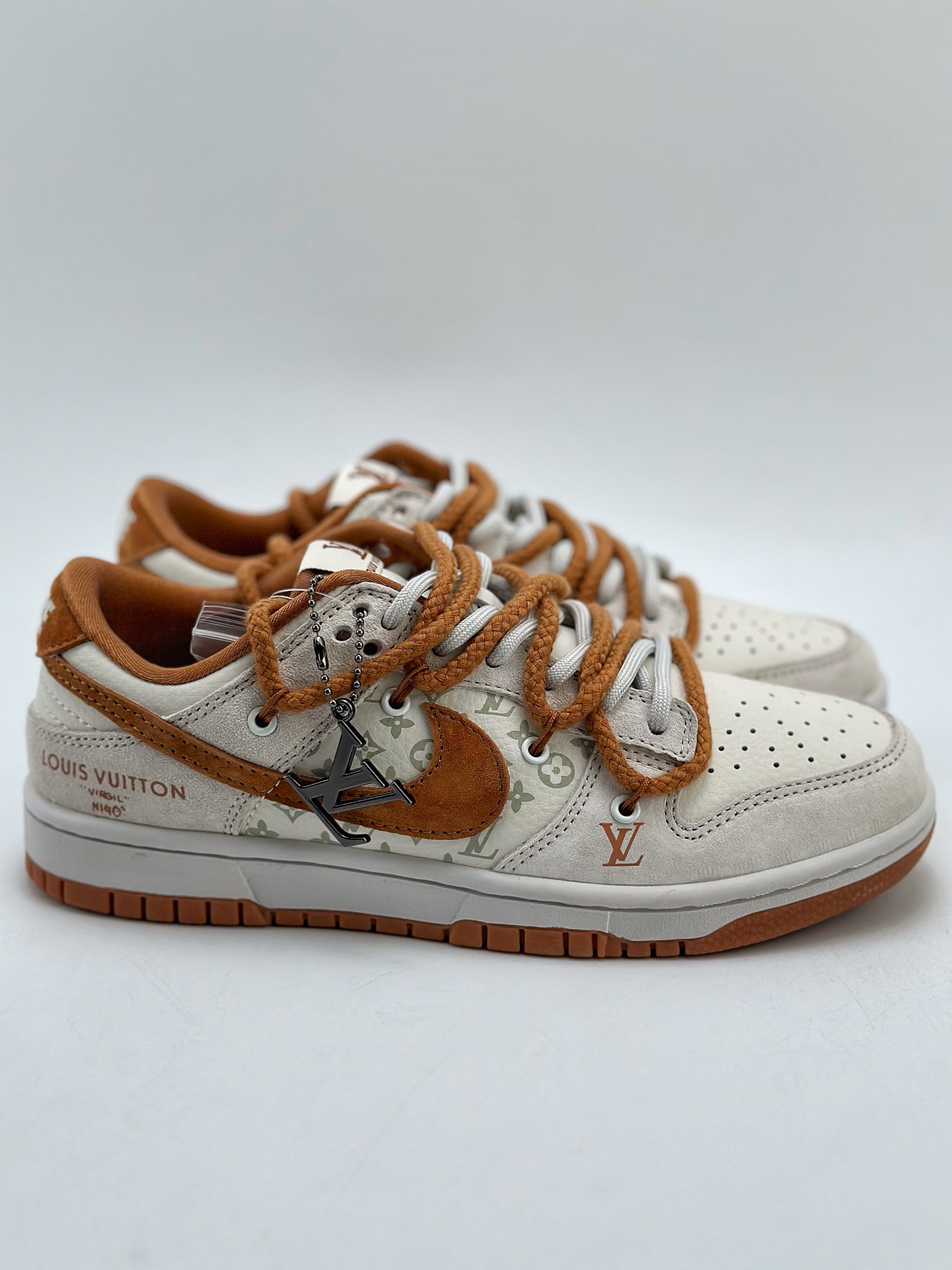 300 Nike SB Dunk Low x Louis Vuitton 灰棕绑带 FC1688-185