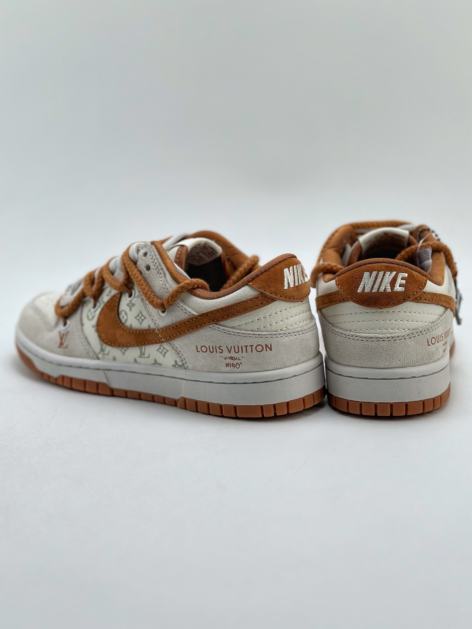 300 Nike SB Dunk Low x Louis Vuitton 灰棕绑带 FC1688-185