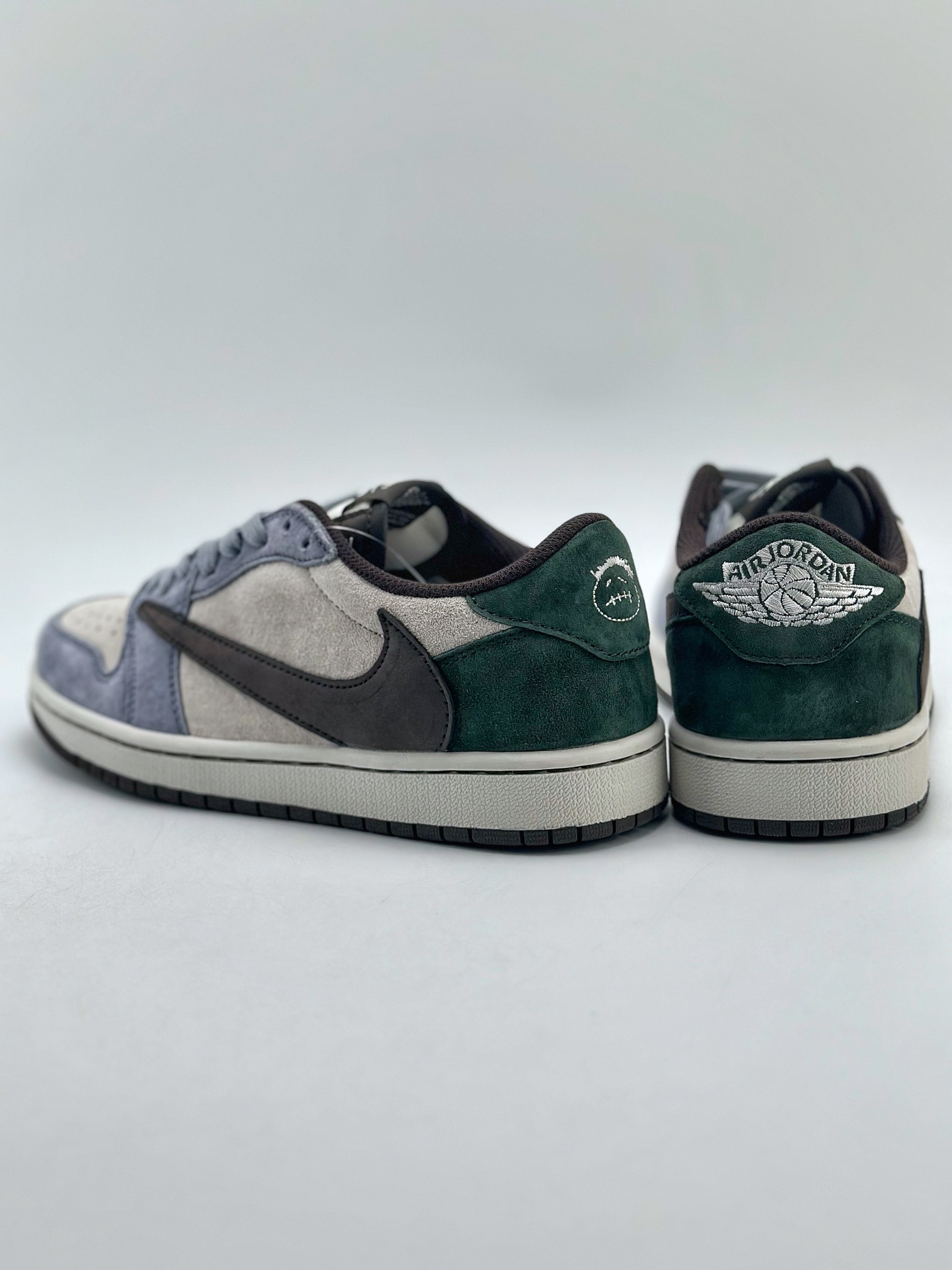 300 Travis Scott x Nike Air Jordan 1 Low Air Jordan 1 Low 反转蓝绿倒钩 DM7866-820