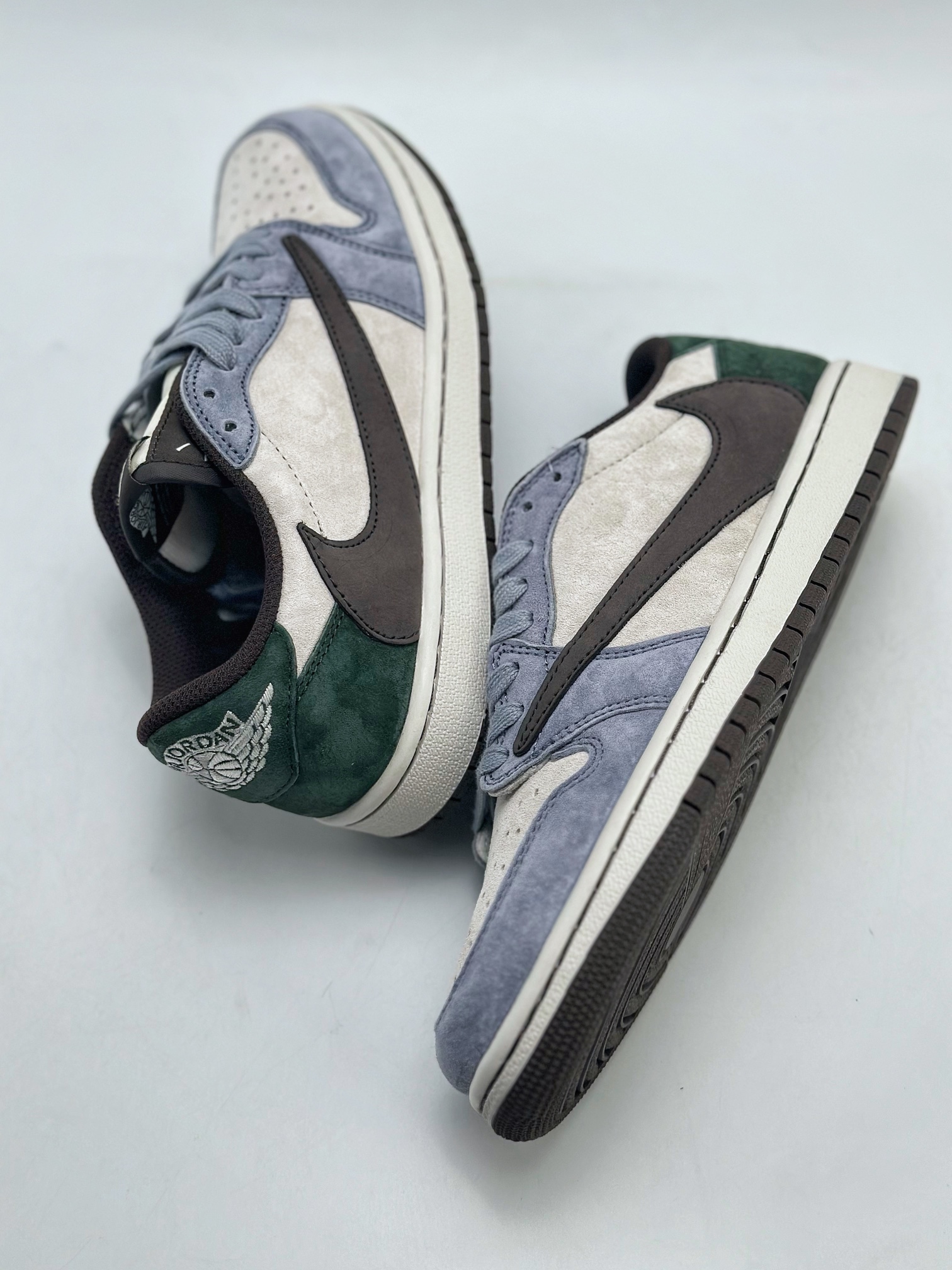 300 Travis Scott x Nike Air Jordan 1 Low Air Jordan 1 Low 反转蓝绿倒钩 DM7866-820