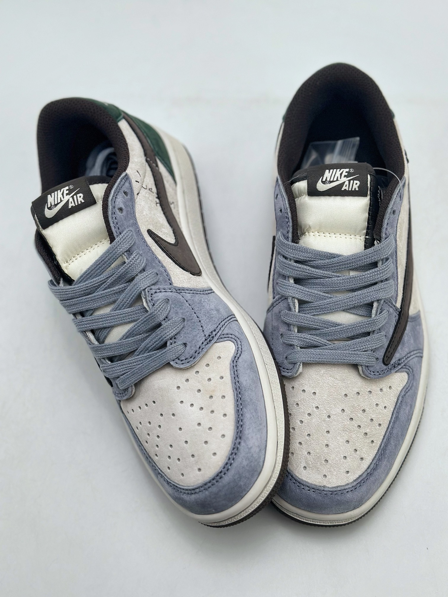 300 Travis Scott x Nike Air Jordan 1 Low Air Jordan 1 Low 反转蓝绿倒钩 DM7866-820