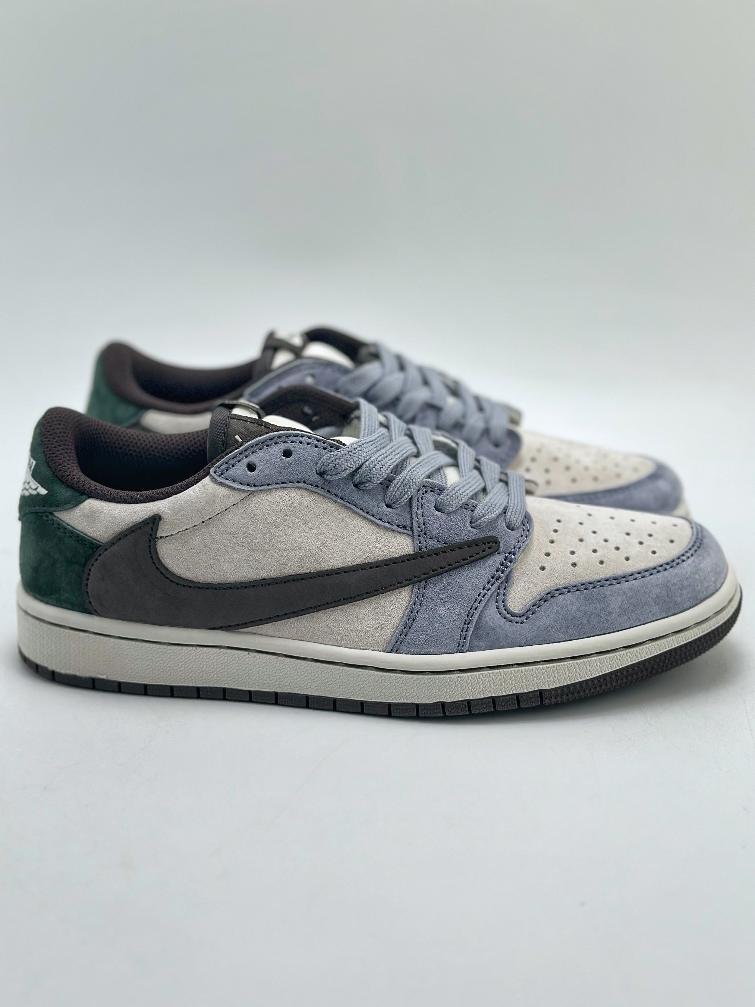 300 Travis Scott x Nike Air Jordan 1 Low Air Jordan 1 Low 反转蓝绿倒钩 DM7866-820