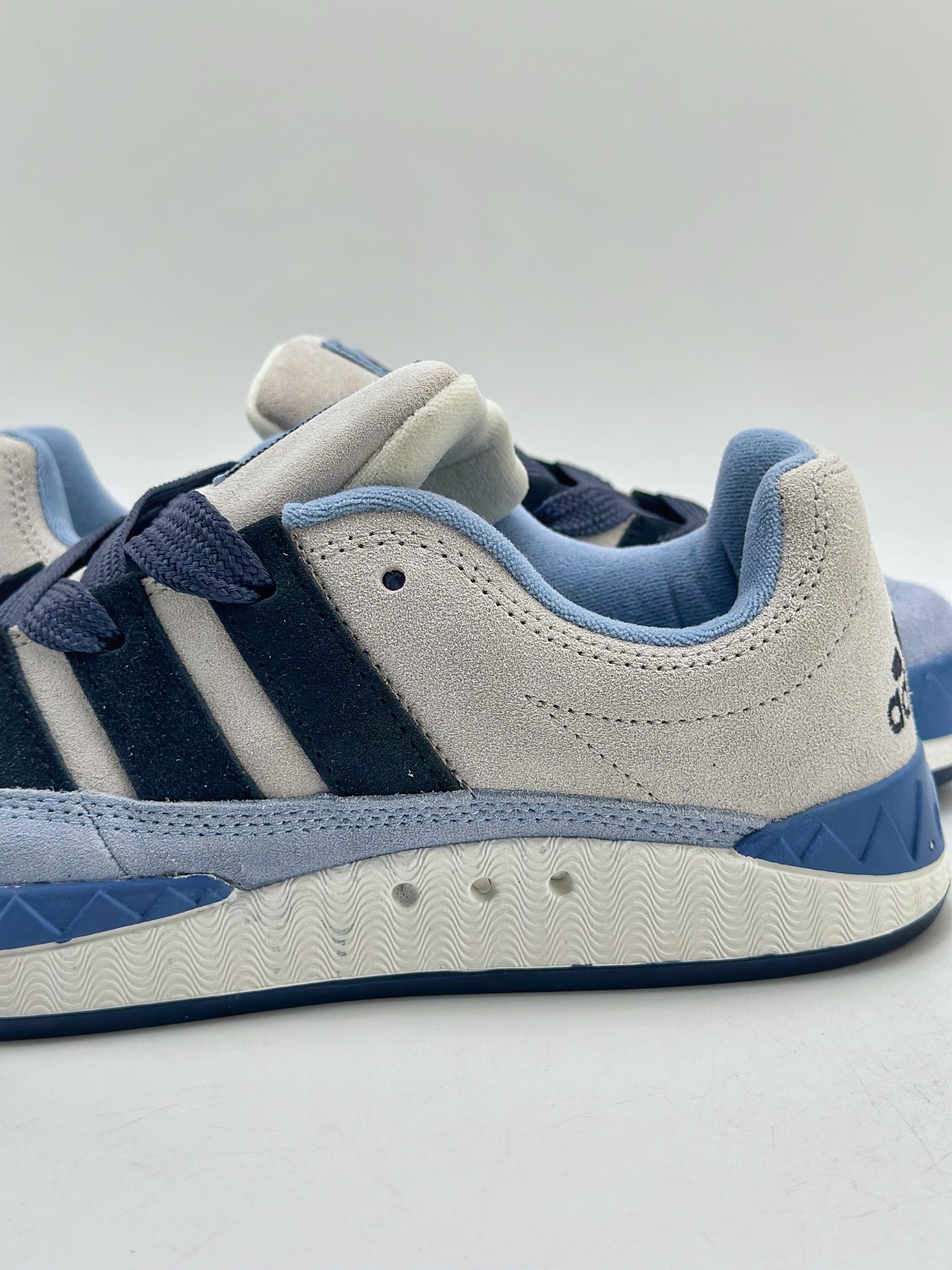 150 Adidas Originals Adimatic Yunk Low  马蒂奇系列低帮复古鲨鱼面包休闲运动滑板鞋 IG6006