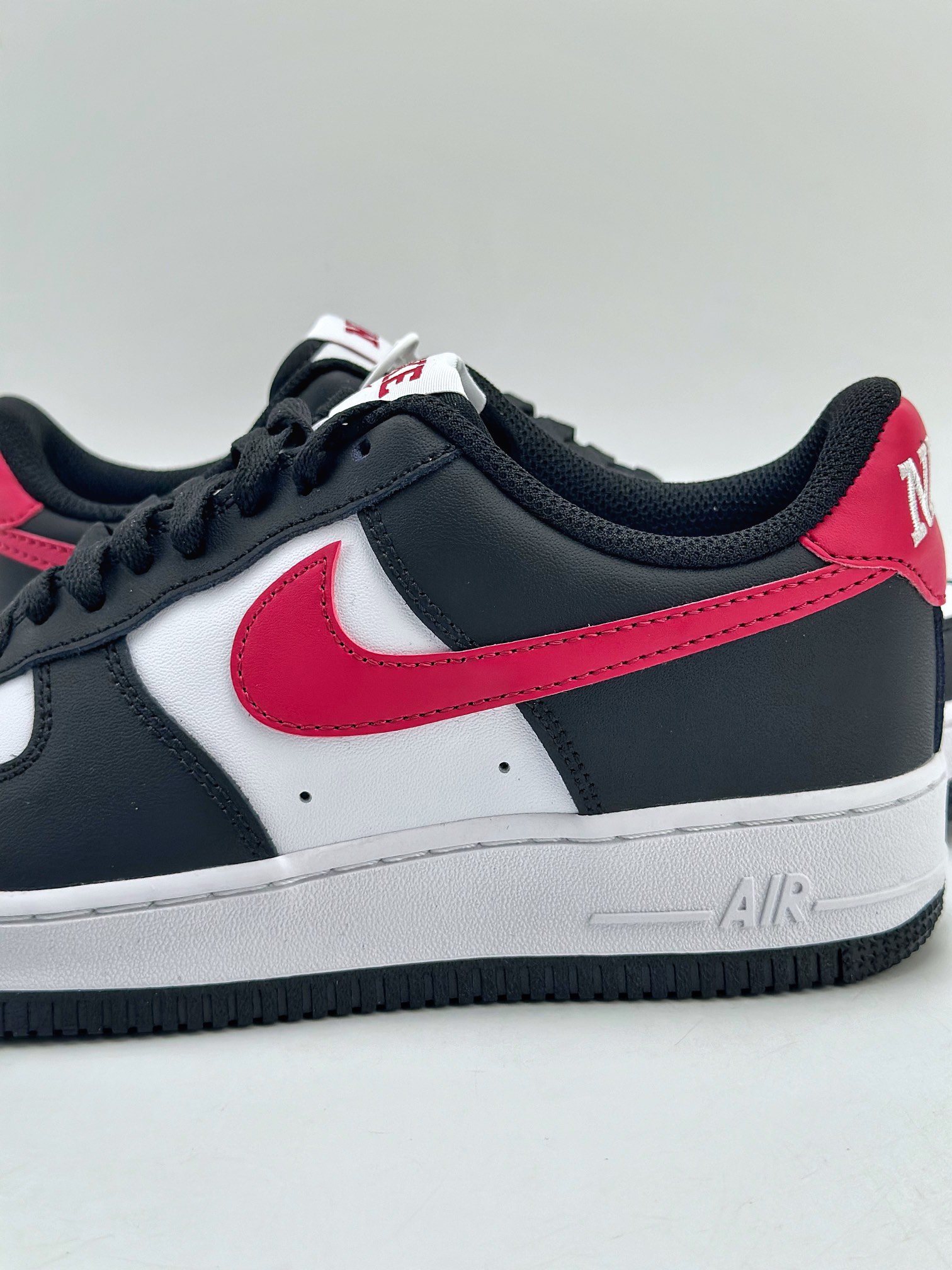 200 Nike Air Force 1 Low 07 黑白红 FZ4351-001