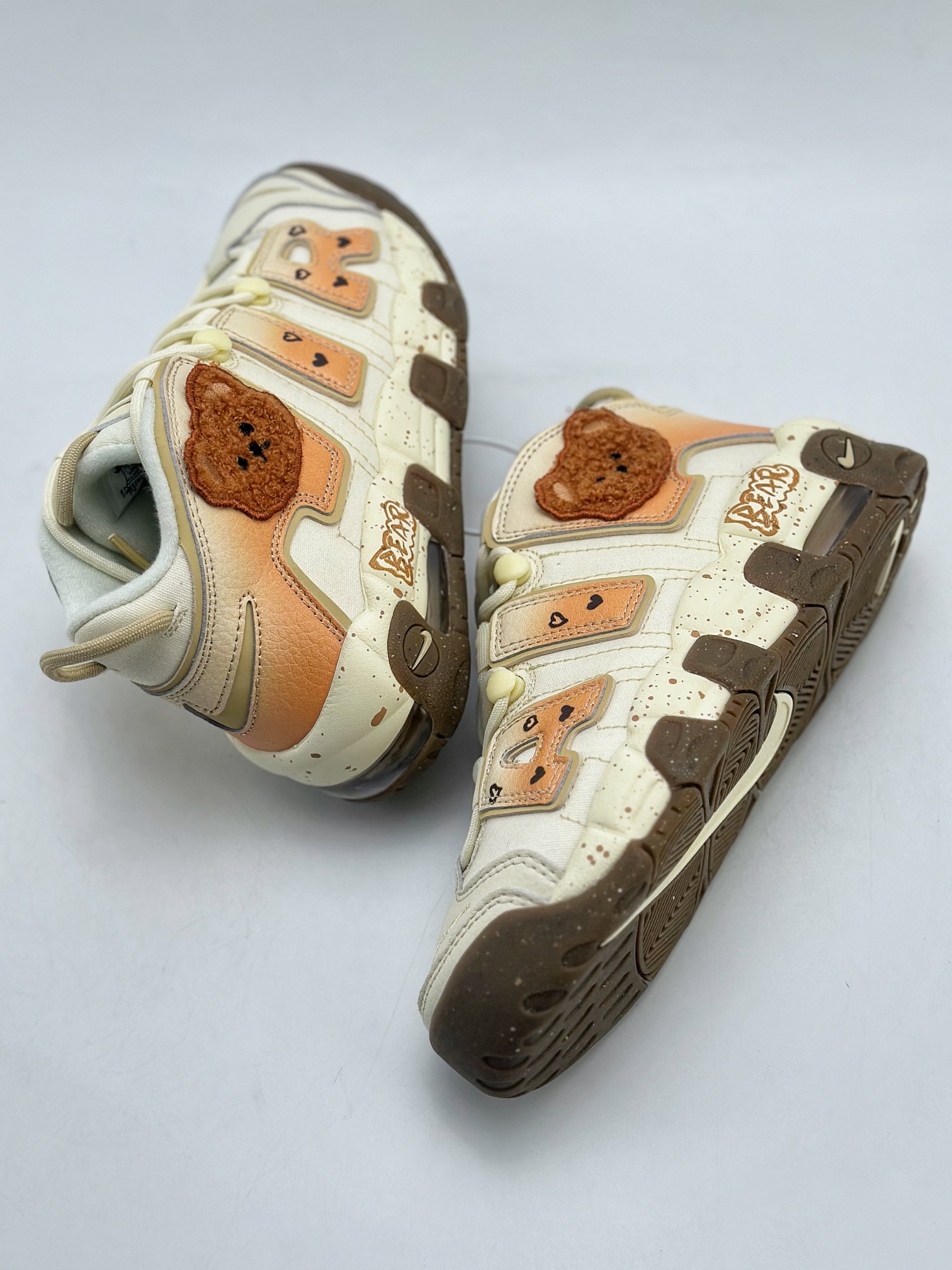 260 Air More Uptempo 小熊本熊 米白黄 DX1939-100