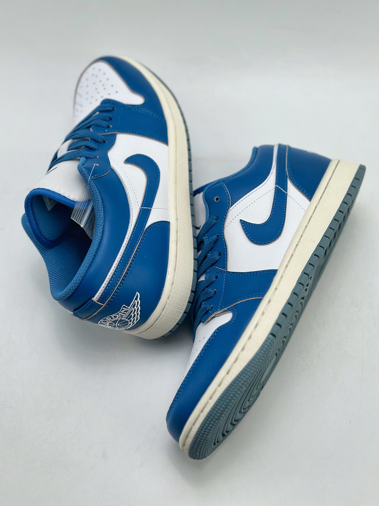 200 Air Jordan 1 Retro Low SE 蓝白  FN5214-141