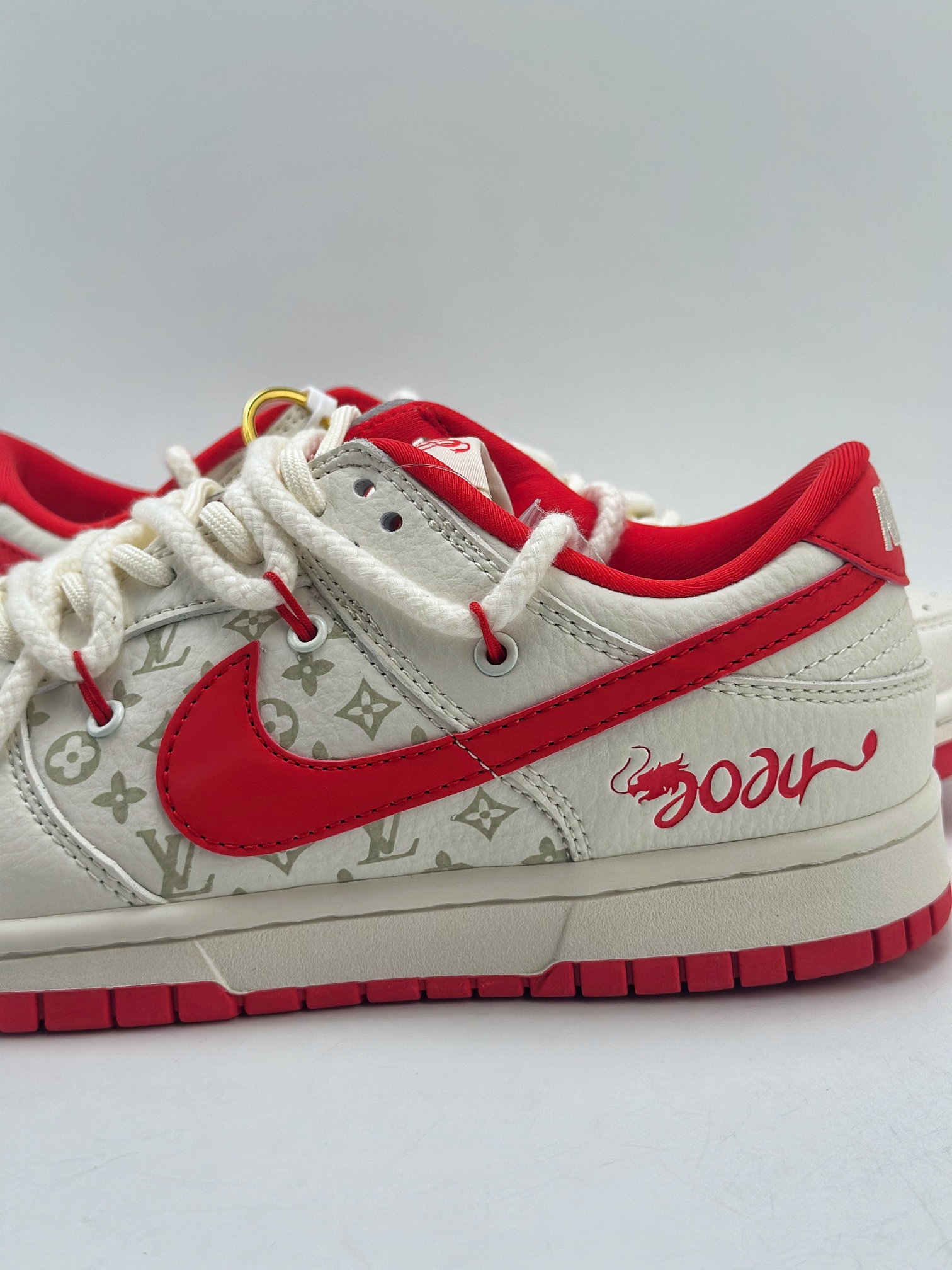 300 Nike SB Dunk Low x Louis Vuitton 中国红限定绑带 SJ2068-228