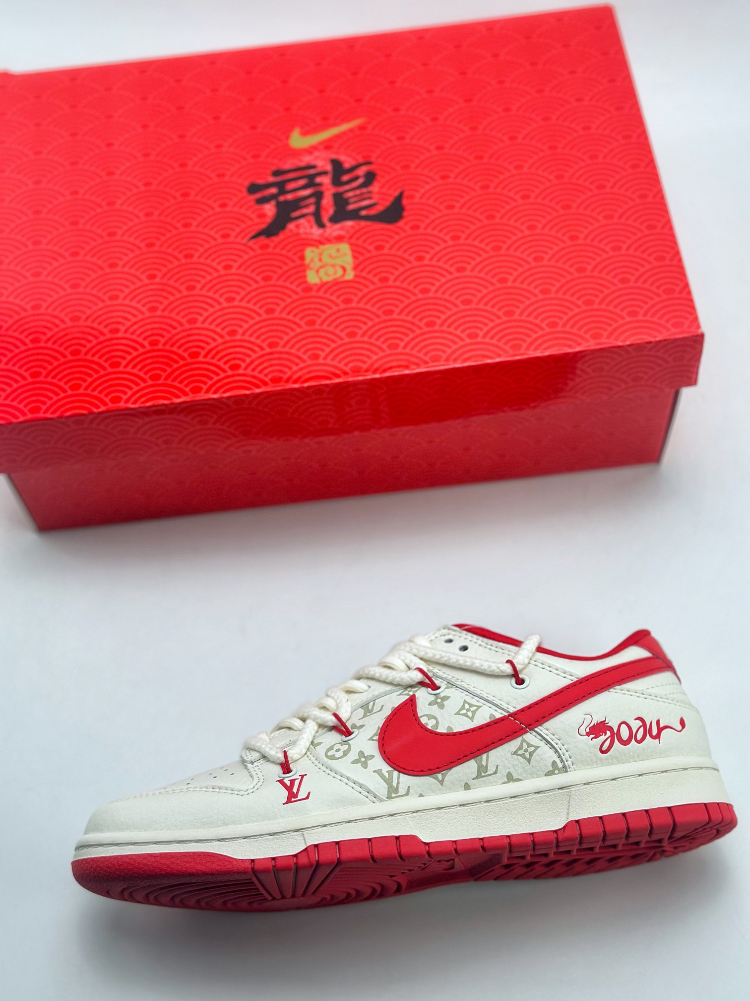 300 Nike SB Dunk Low x Louis Vuitton 中国红限定绑带 SJ2068-228