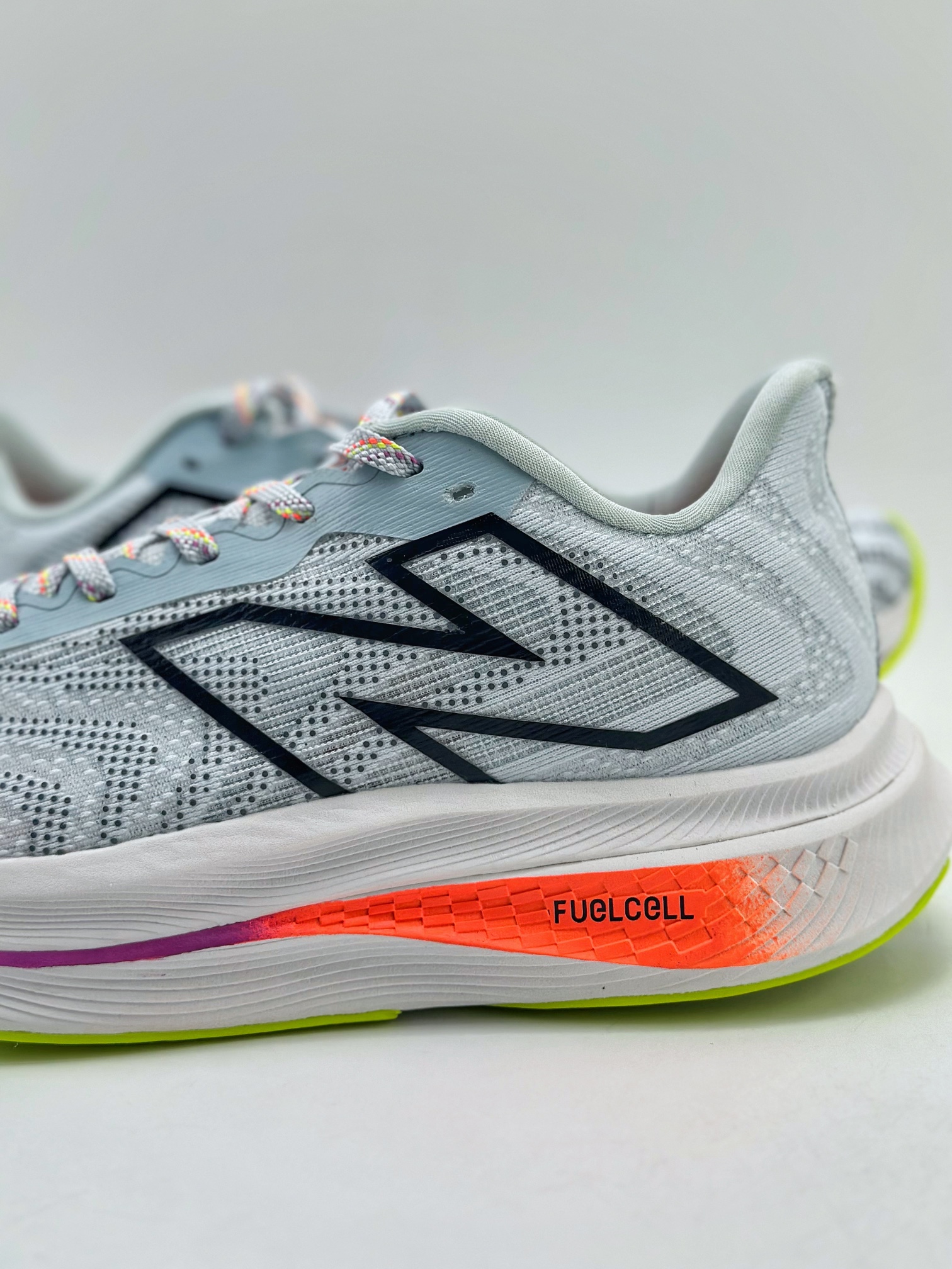 200 New Balance FuelCell SuperComp Trainer V2  新百伦NB系列超轻量化低帮休闲运动慢跑鞋 MRCXLG3