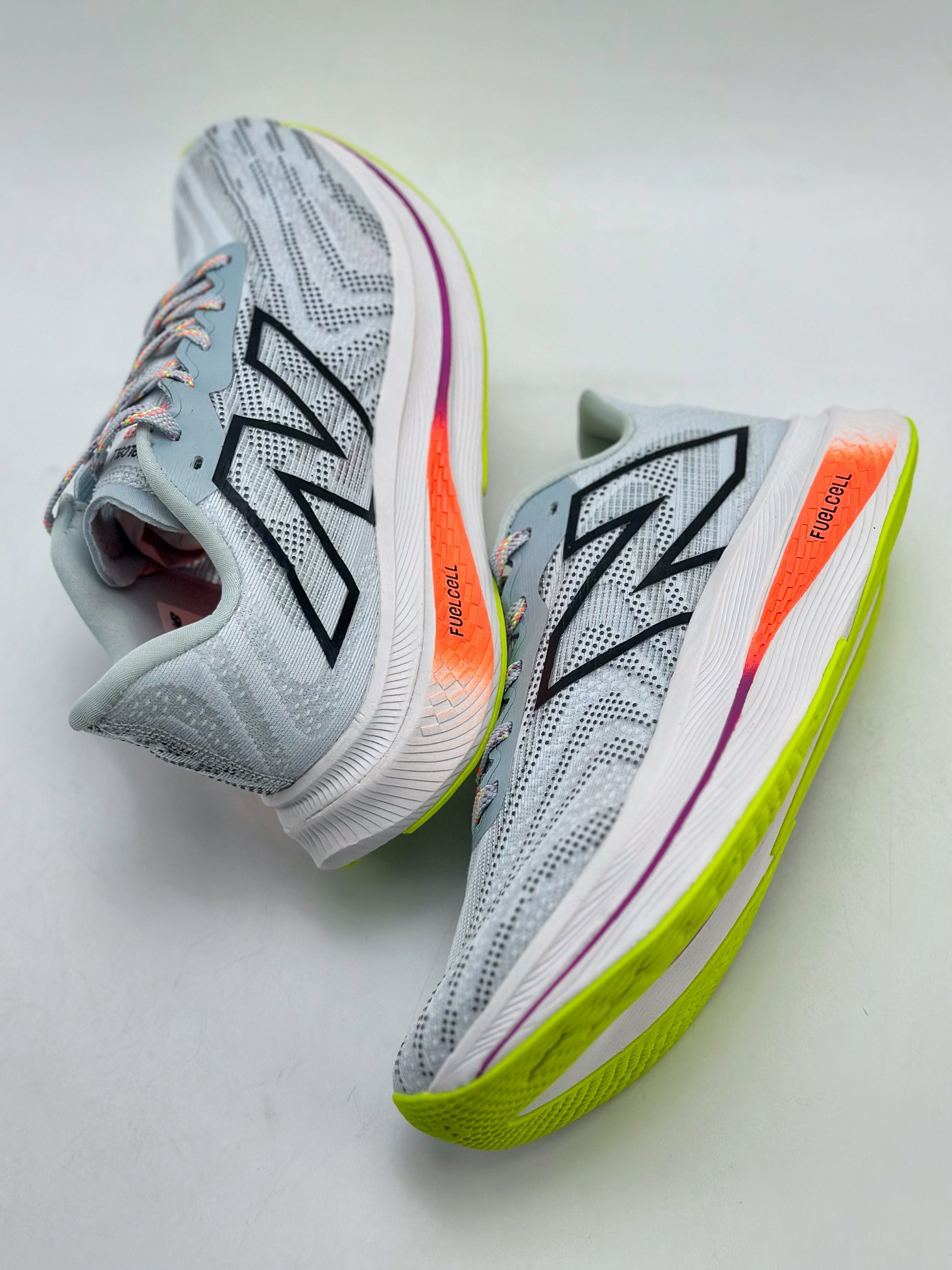 200 New Balance FuelCell SuperComp Trainer V2  新百伦NB系列超轻量化低帮休闲运动慢跑鞋 MRCXLG3