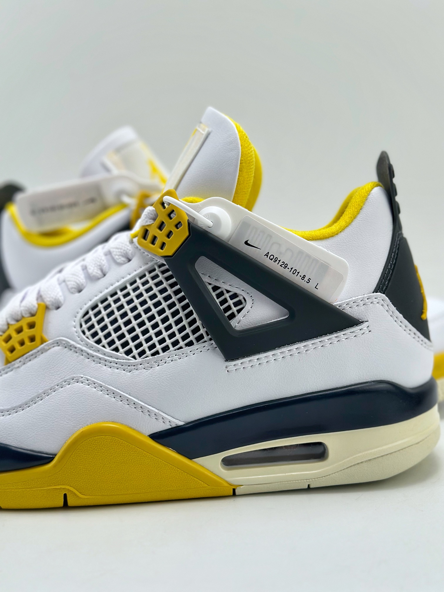 200 Air Jordan 4 Retro ”Vivid Sulfur” 白黄 AQ9129-101