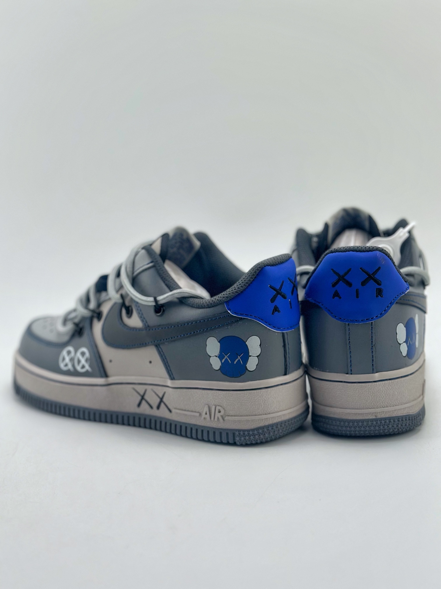 260 Nike Air Force 1 Low 07 x KAWS 黑灰绑带 KS6869-333