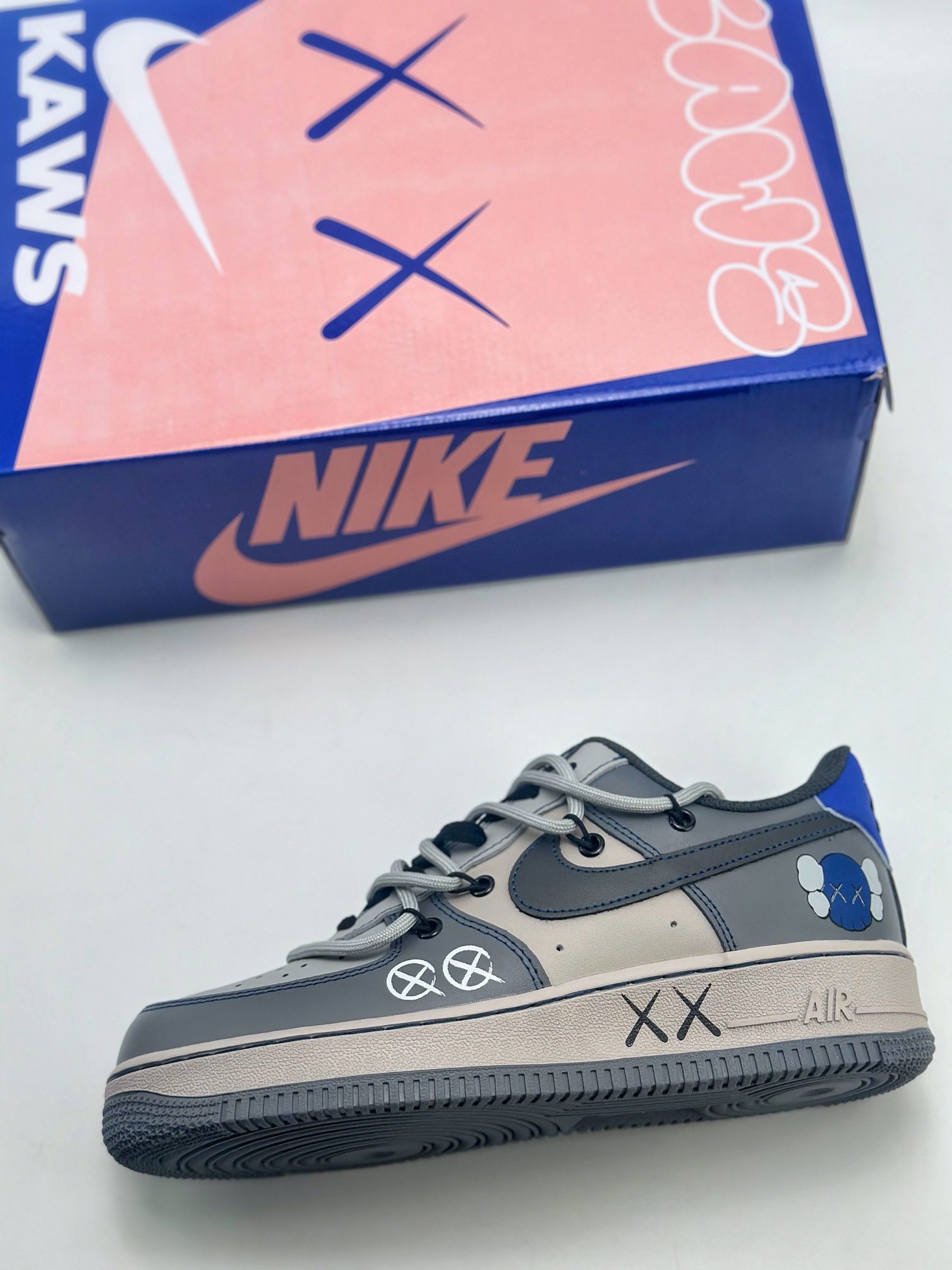 260 Nike Air Force 1 Low 07 x KAWS 黑灰绑带 KS6869-333