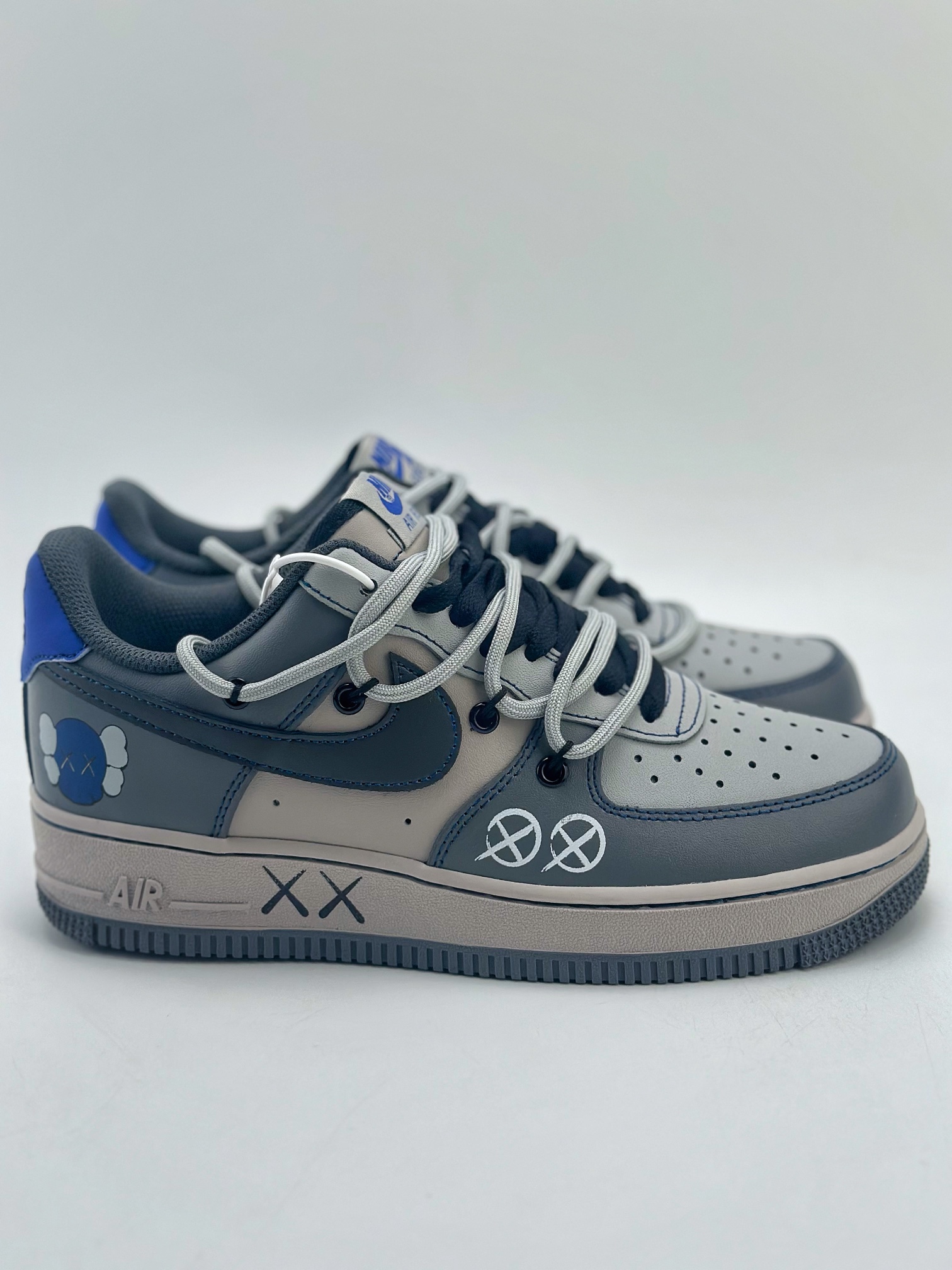 260 Nike Air Force 1 Low 07 x KAWS 黑灰绑带 KS6869-333