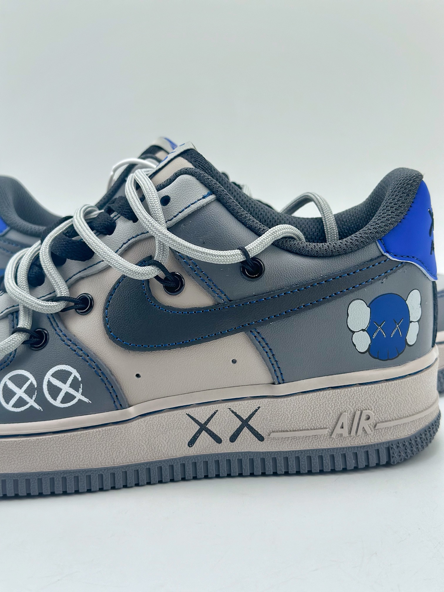 260 Nike Air Force 1 Low 07 x KAWS 黑灰绑带 KS6869-333