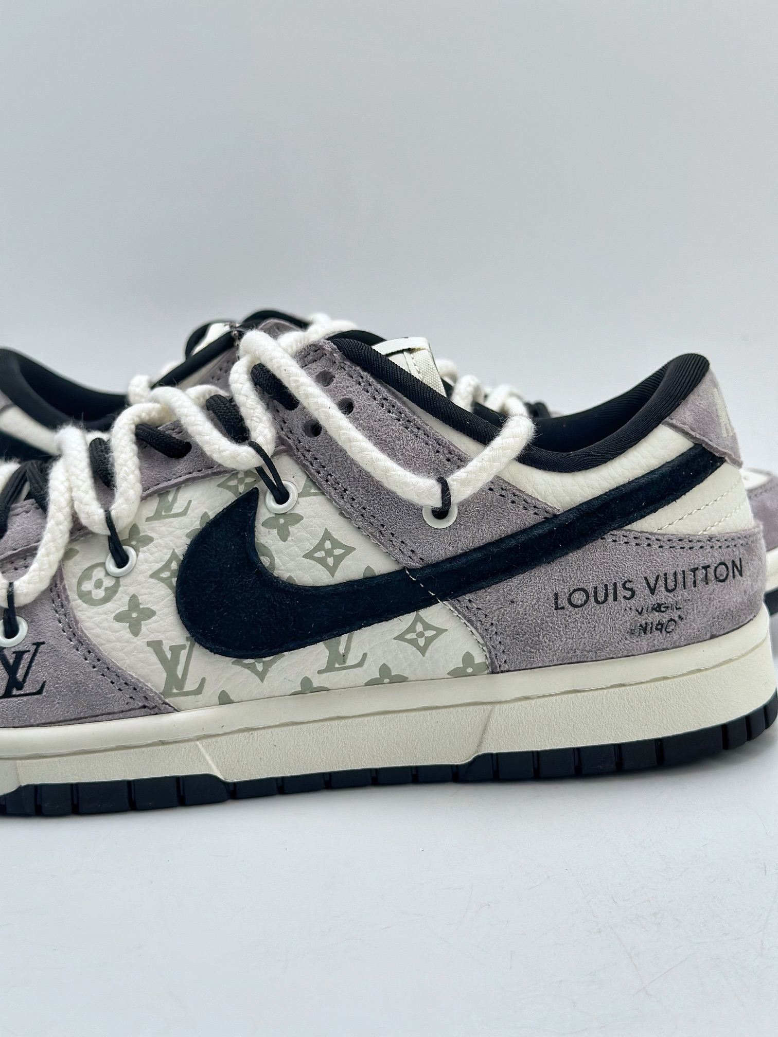 300 Nike SB Dunk Low x Louis Vuitton 米白灰印花 SJ2068-232